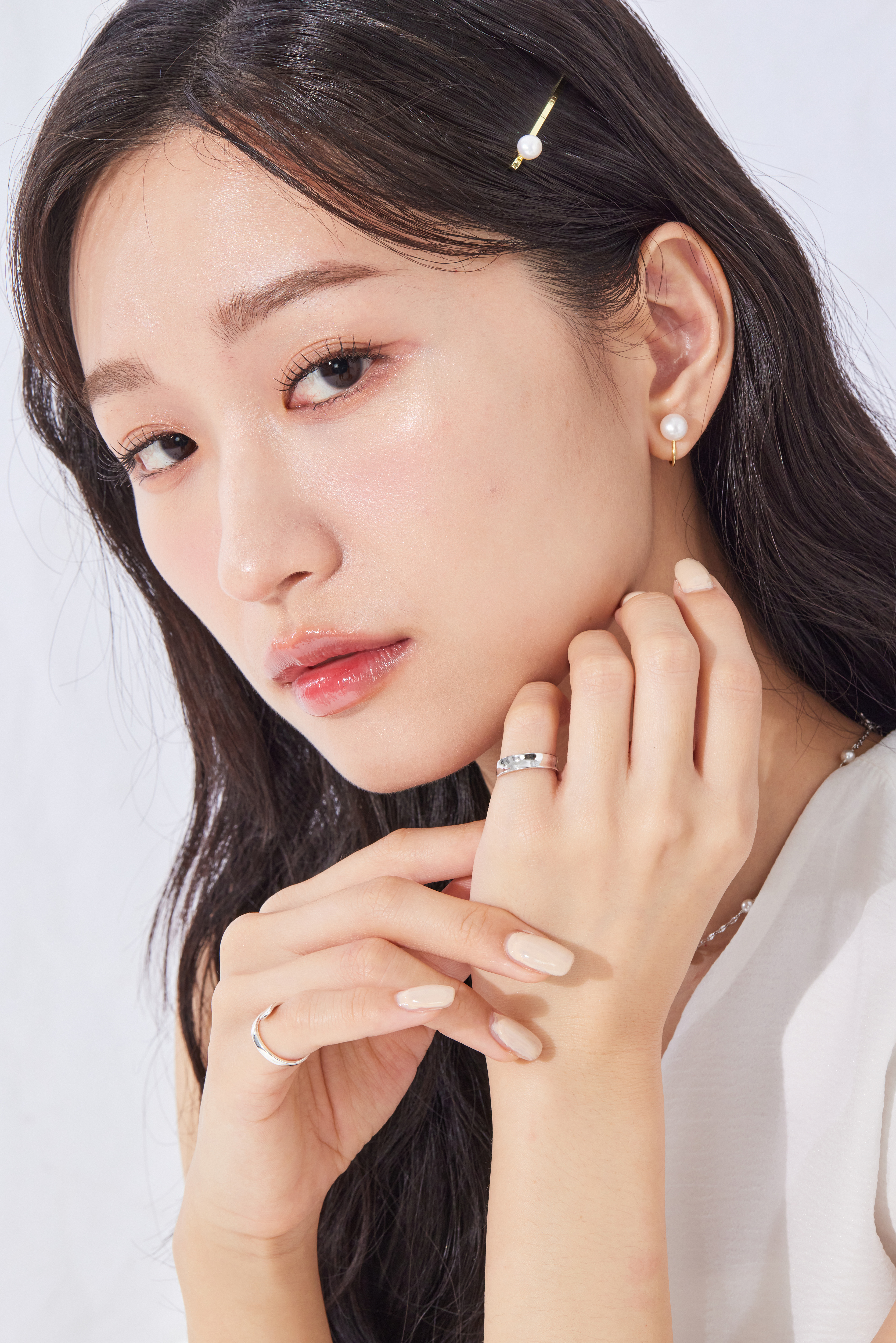 模特手部動作自然，尾戒與其他配件搭配，展現現代日常風格。