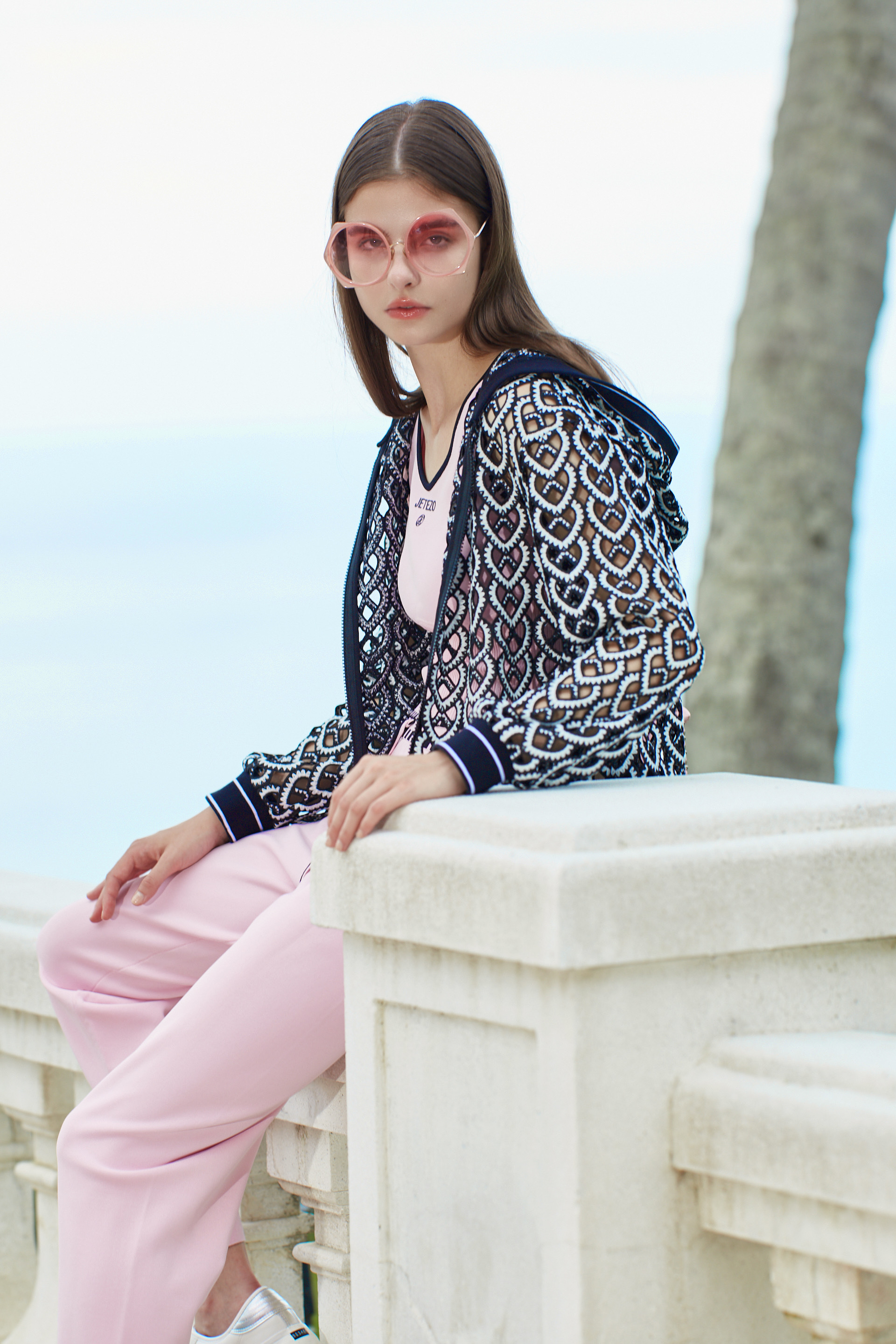 BD10061D1 愛心水溶蕾絲連帽縮口外套