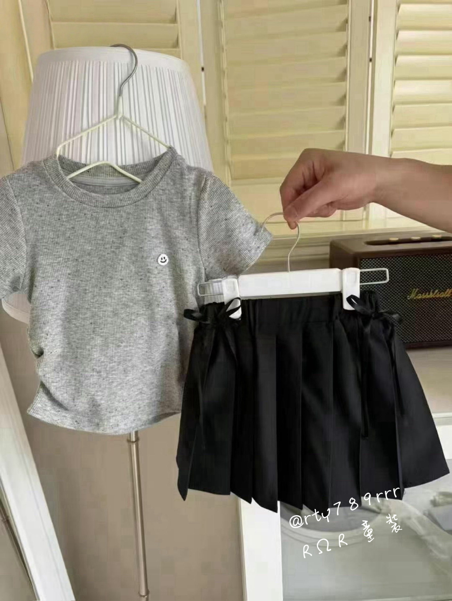 灰T＋黑百褶裙套裝