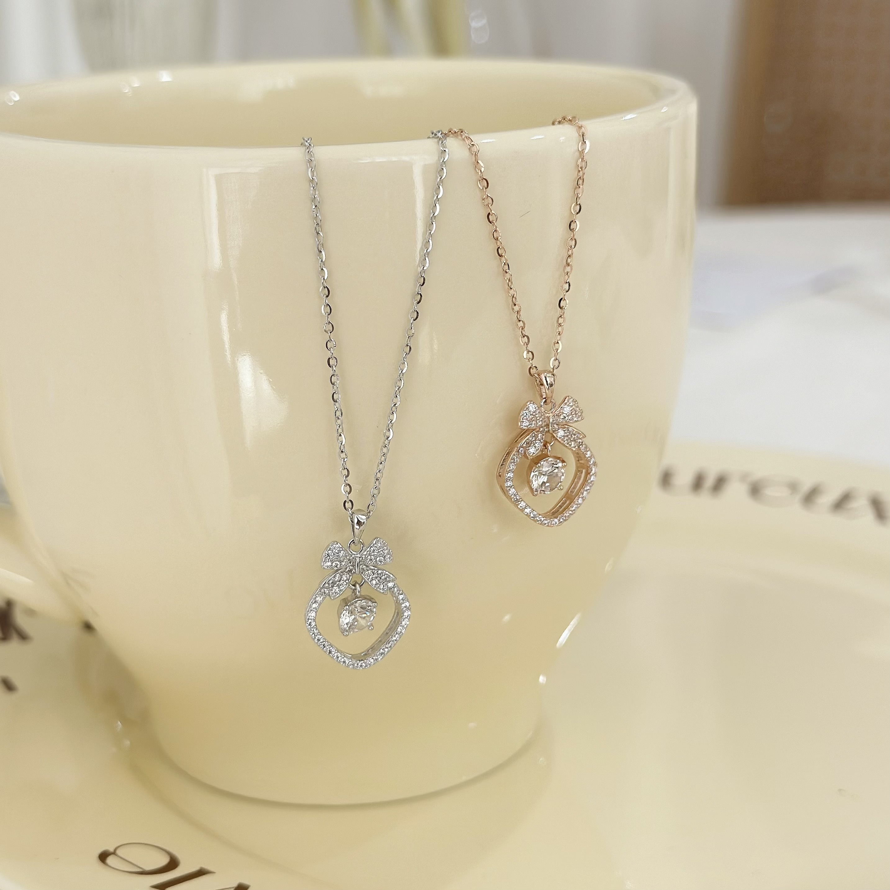 M33【輕奢】蝴蝶結方形靈動純銀鎖骨鏈