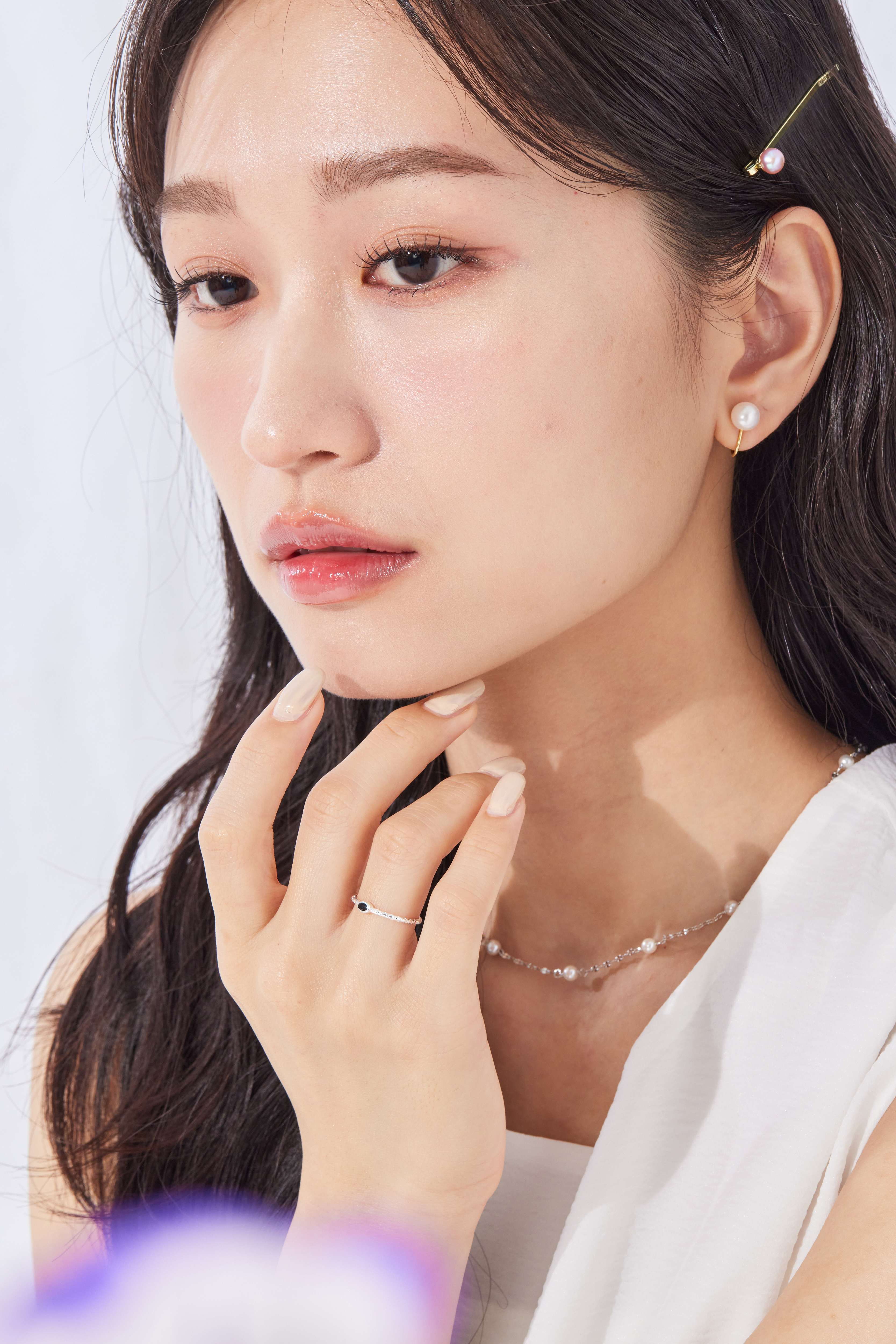 模特配戴黑色鋯石戒指與銀色項鍊搭配，造型簡約有個性。