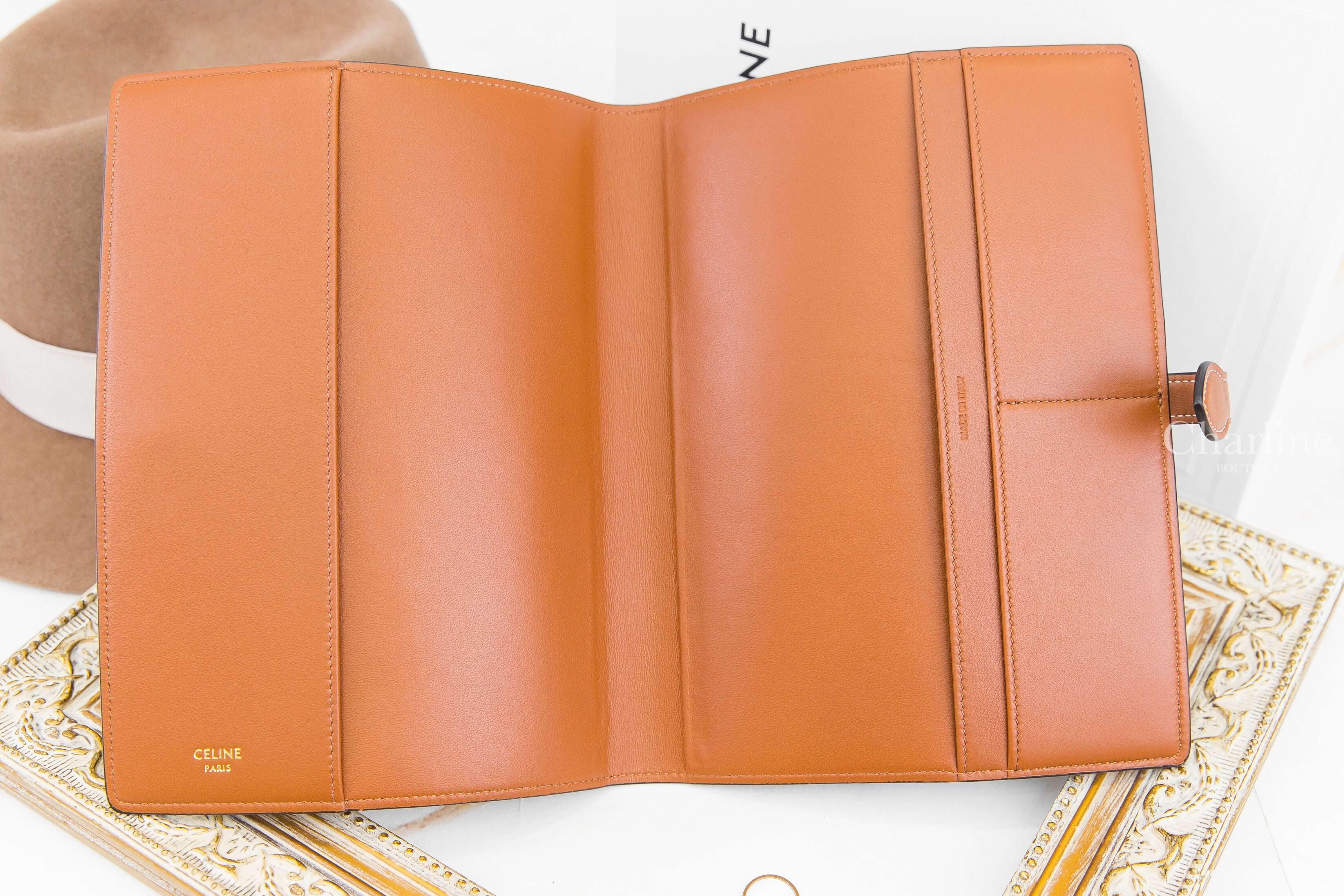 Celine Medium Notebook Cover In Triomphe Canvas And Calfskin 棕褐色凱旋門老花帆布小牛皮中型扣式筆記本封面夾-Charline Boutique 精品代購