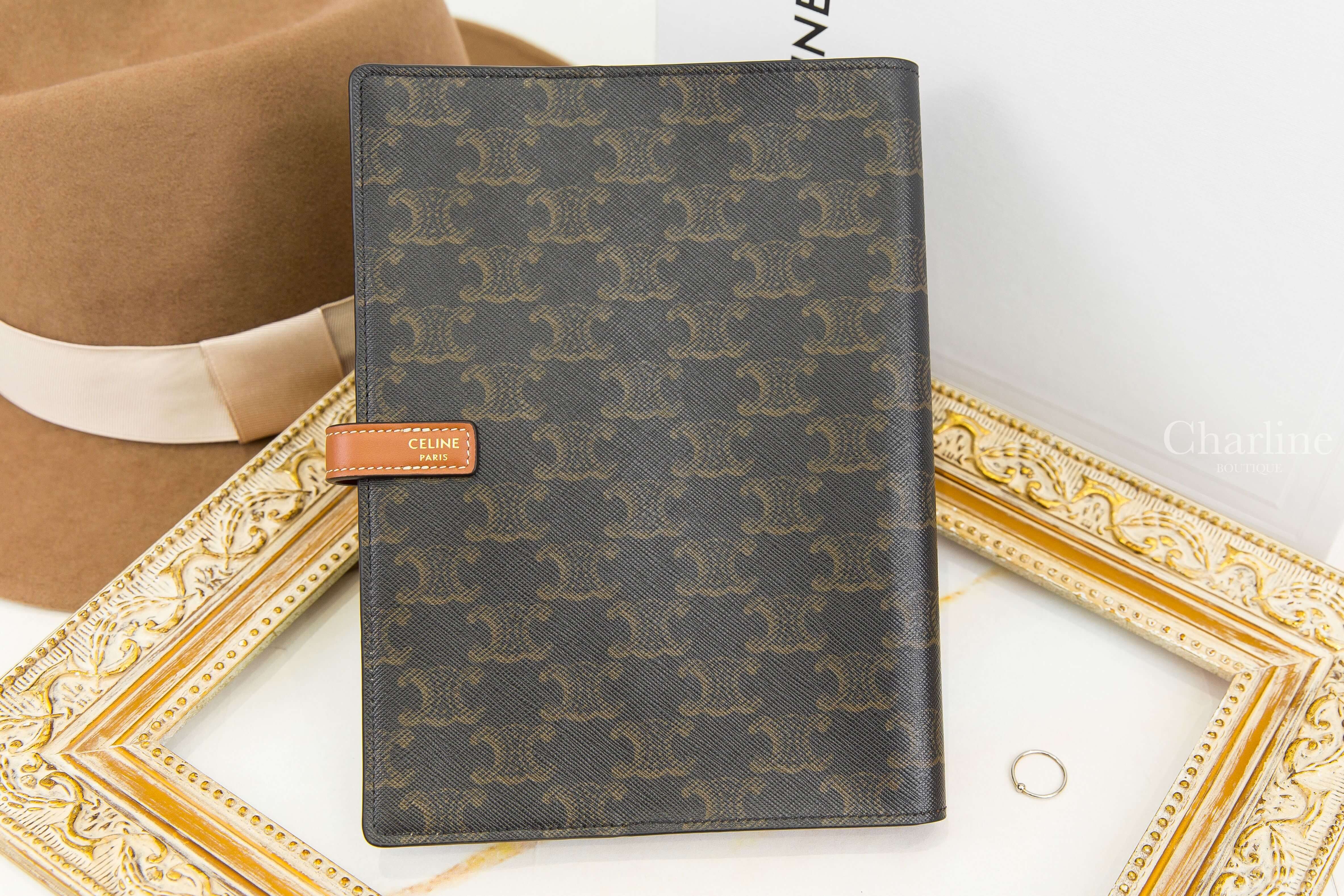 Celine Medium Notebook Cover In Triomphe Canvas And Calfskin 棕褐色凱旋門老花帆布小牛皮中型扣式筆記本封面夾-Charline Boutique 精品代購