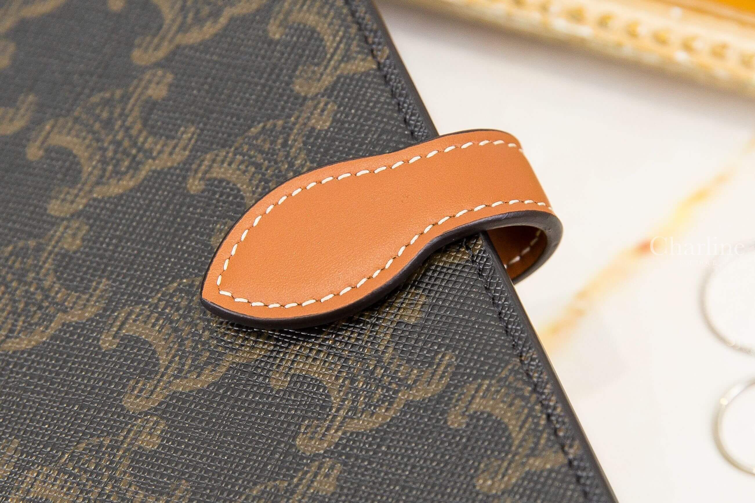 Celine Medium Notebook Cover In Triomphe Canvas And Calfskin 棕褐色凱旋門老花帆布小牛皮中型扣式筆記本封面夾