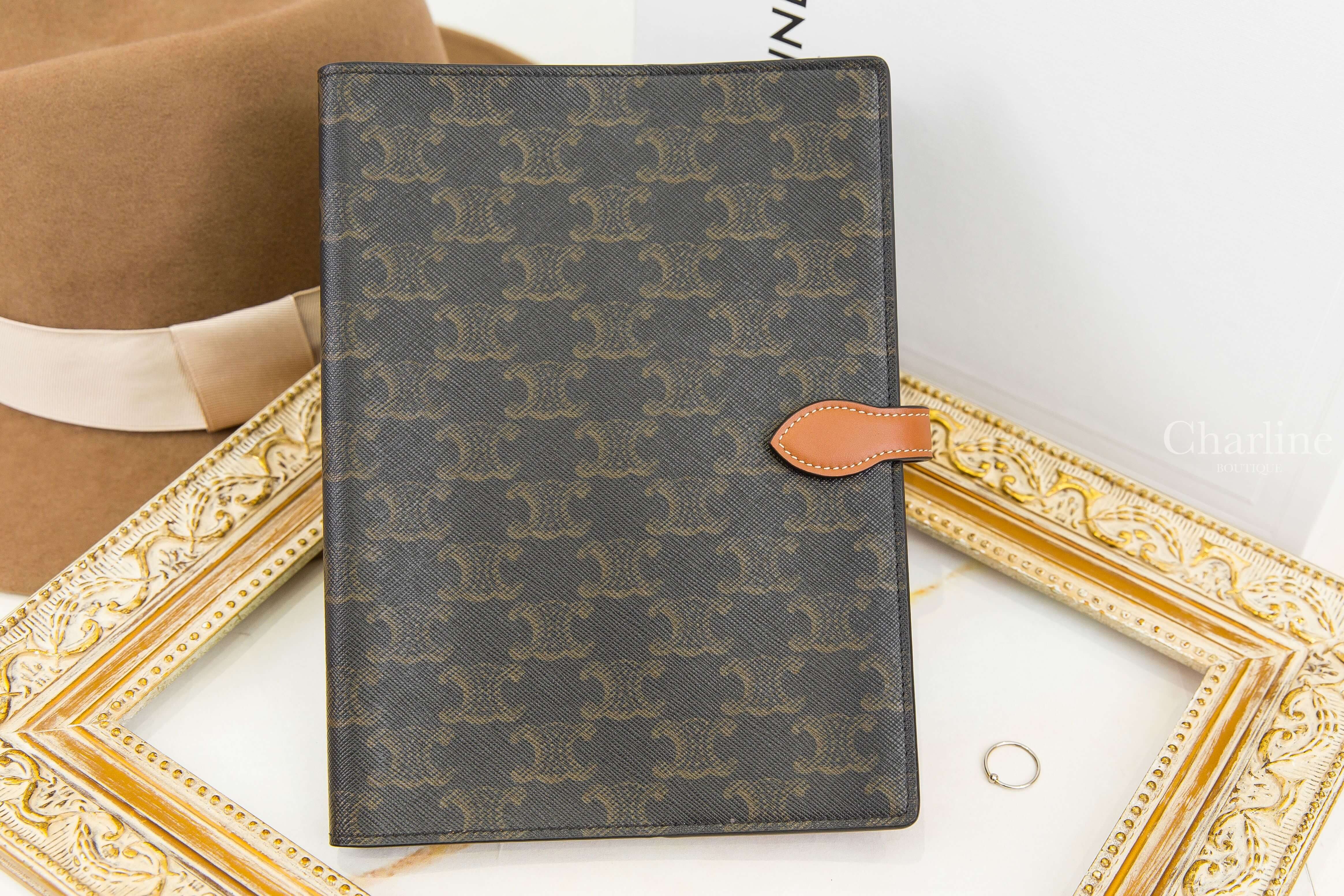 Celine Medium Notebook Cover In Triomphe Canvas And Calfskin 棕褐色凱旋門老花帆布小牛皮中型扣式筆記本封面夾