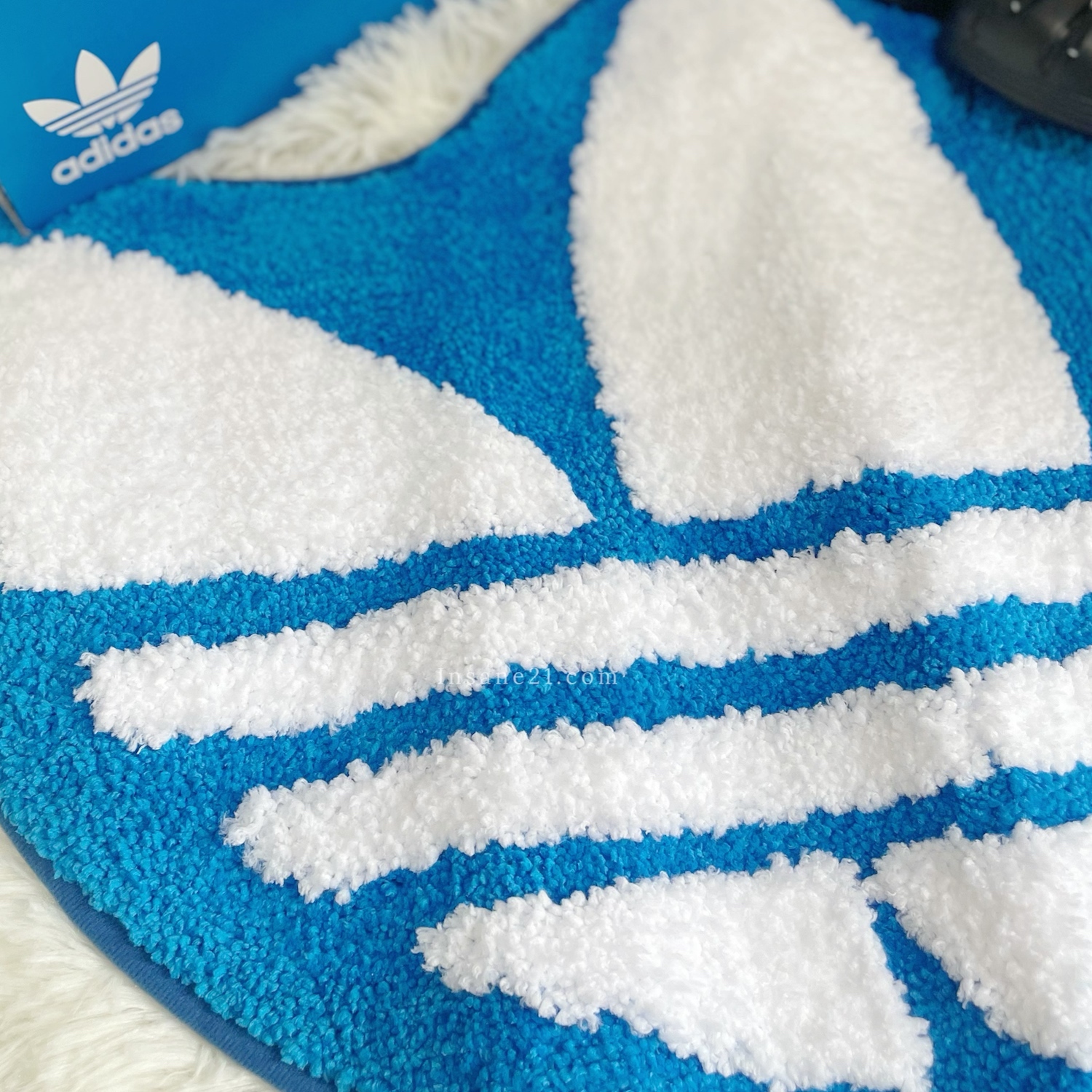 ADIDAS 毛絨地墊 地毯 居家系列 三葉草藍白 三線黑白 愛迪達