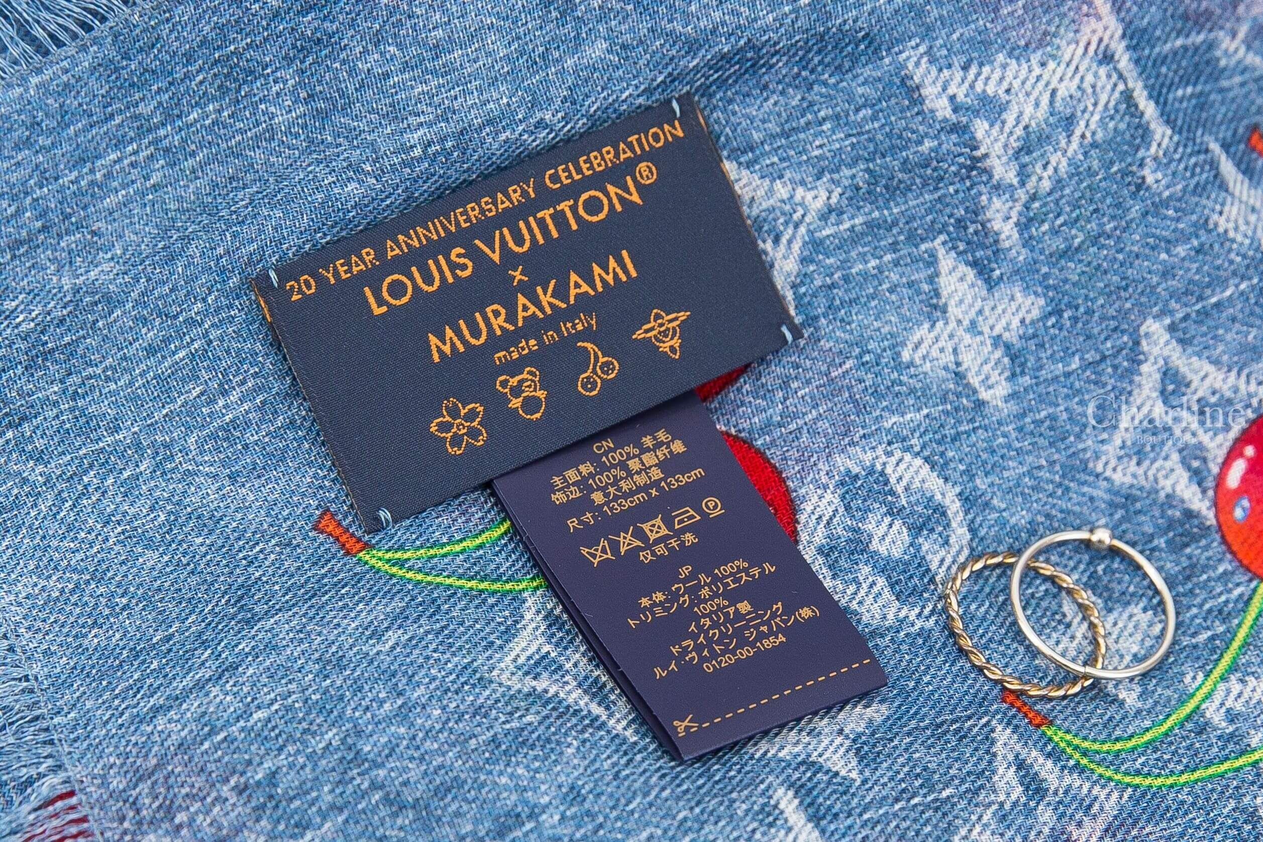 Louis Vuitton LV X TM Denim Cerise Shawl 聯名款丹寧藍滿版白色老花紅色微笑櫻桃紅字羊毛流蘇披肩-Charline Boutique 精品代購
