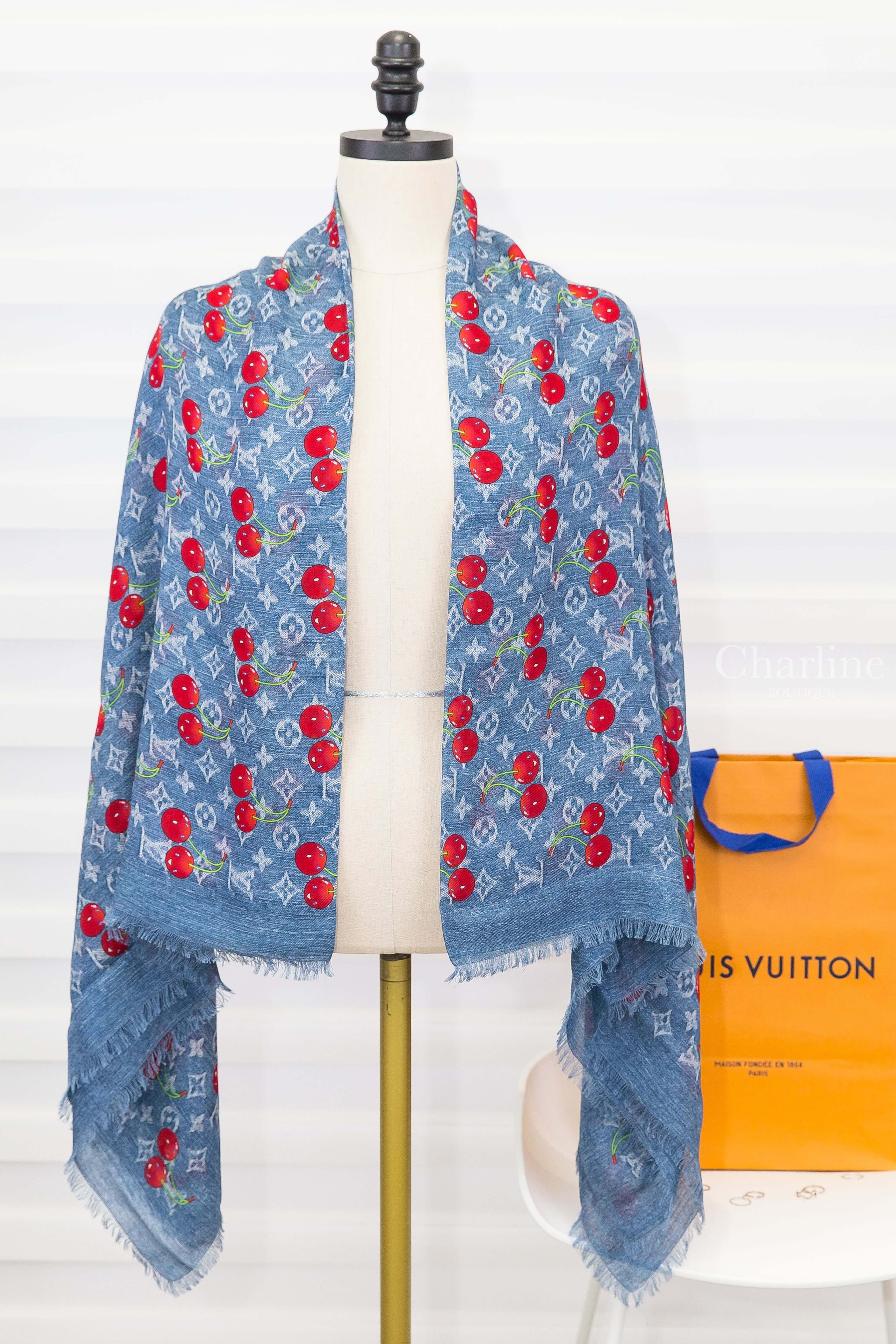 Louis Vuitton LV X TM Denim Cerise Shawl 聯名款丹寧藍滿版白色老花紅色微笑櫻桃紅字羊毛流蘇披肩-Charline Boutique 精品代購
