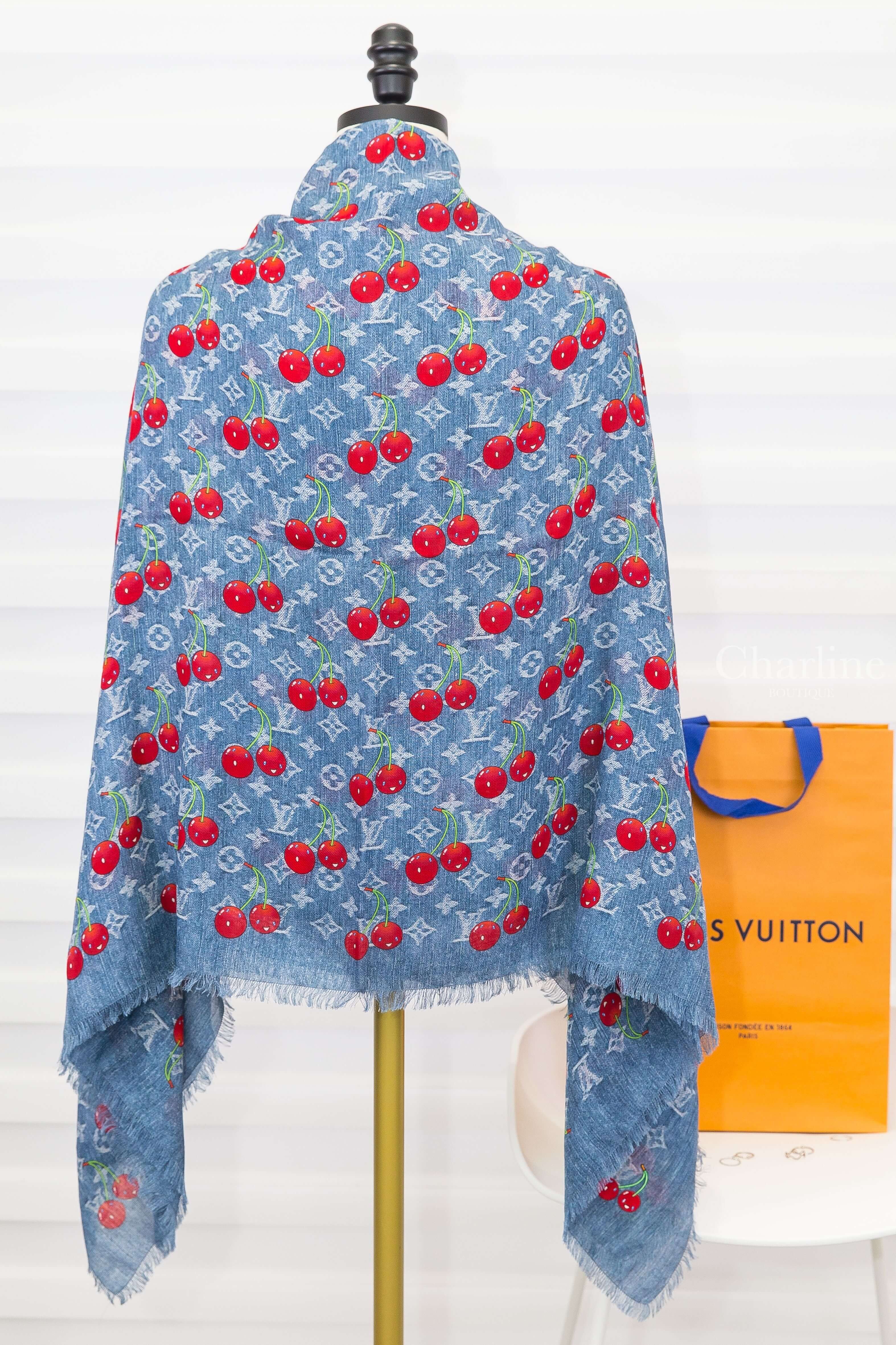 Louis Vuitton LV X TM Denim Cerise Shawl 聯名款丹寧藍滿版白色老花紅色微笑櫻桃紅字羊毛流蘇披肩-Charline Boutique 精品代購