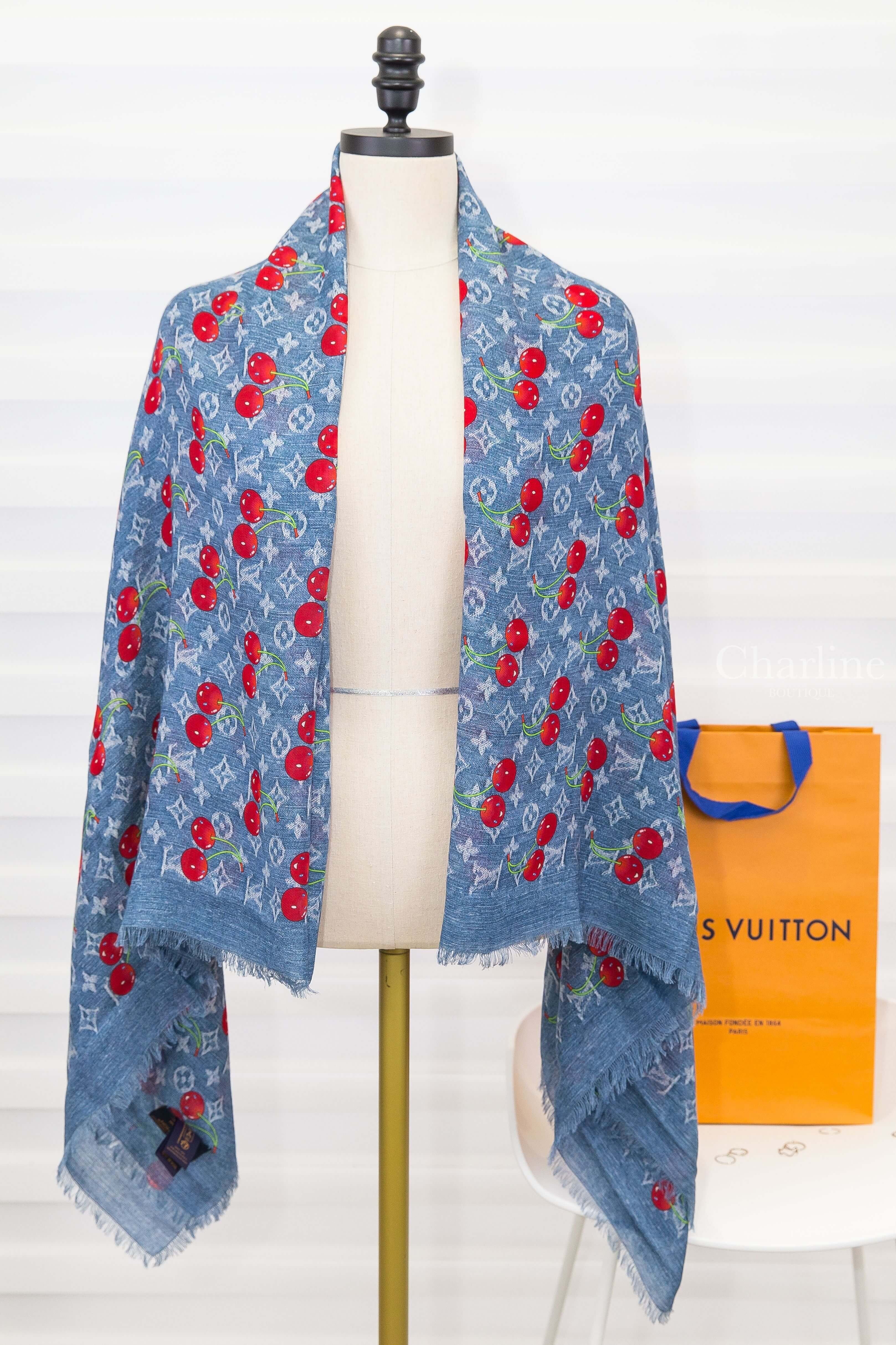 Louis Vuitton LV X TM Denim Cerise Shawl 聯名款丹寧藍滿版白色老花紅色微笑櫻桃紅字羊毛流蘇披肩-Charline Boutique 精品代購