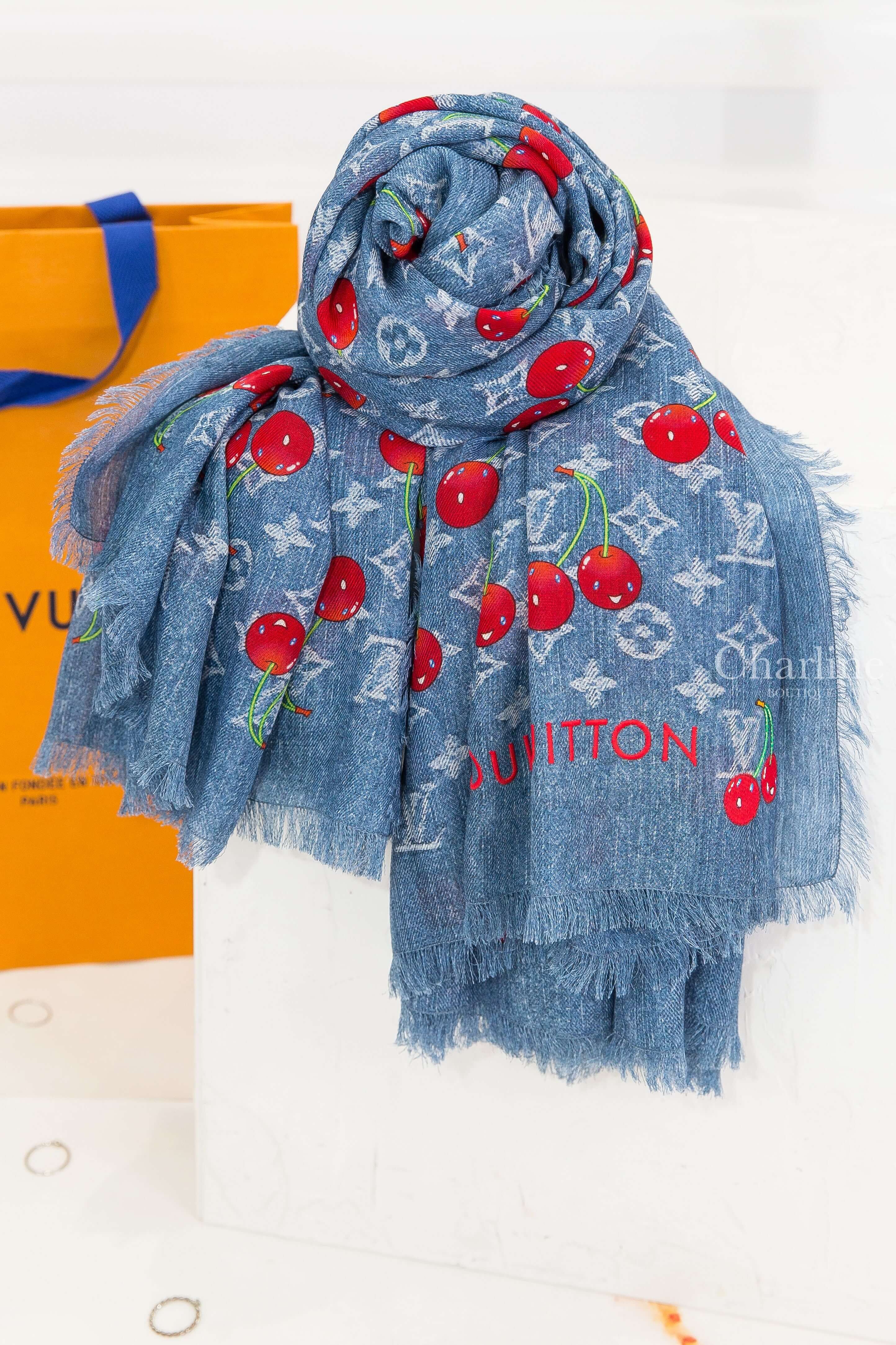 Louis Vuitton LV X TM Denim Cerise Shawl 聯名款丹寧藍滿版白色老花紅色微笑櫻桃紅字羊毛流蘇披肩