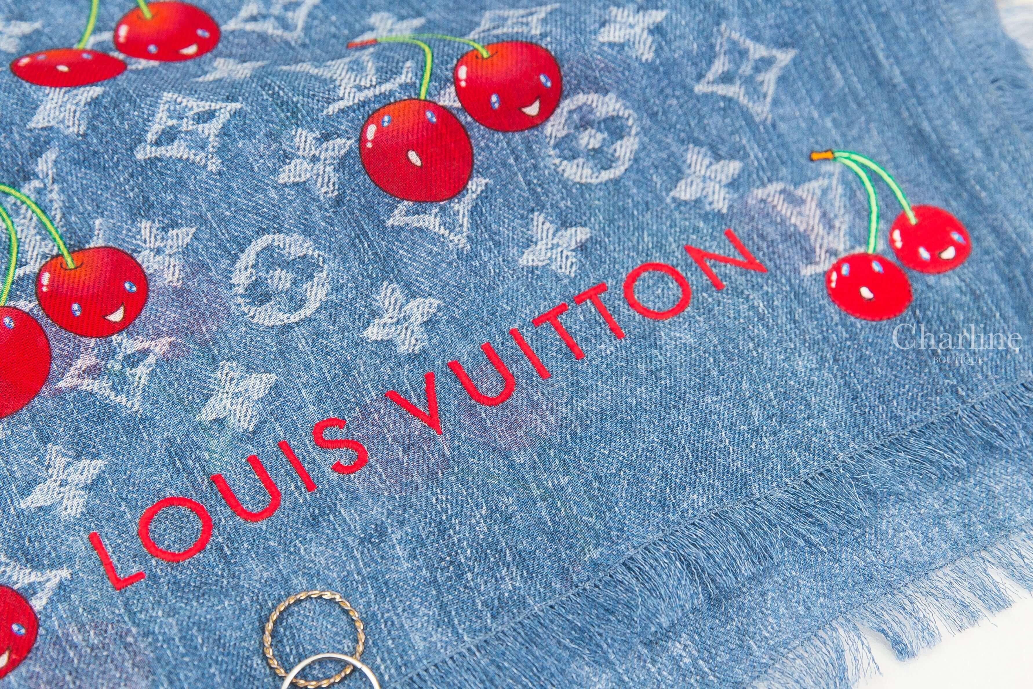 Louis Vuitton LV X TM Denim Cerise Shawl 聯名款丹寧藍滿版白色老花紅色微笑櫻桃紅字羊毛流蘇披肩