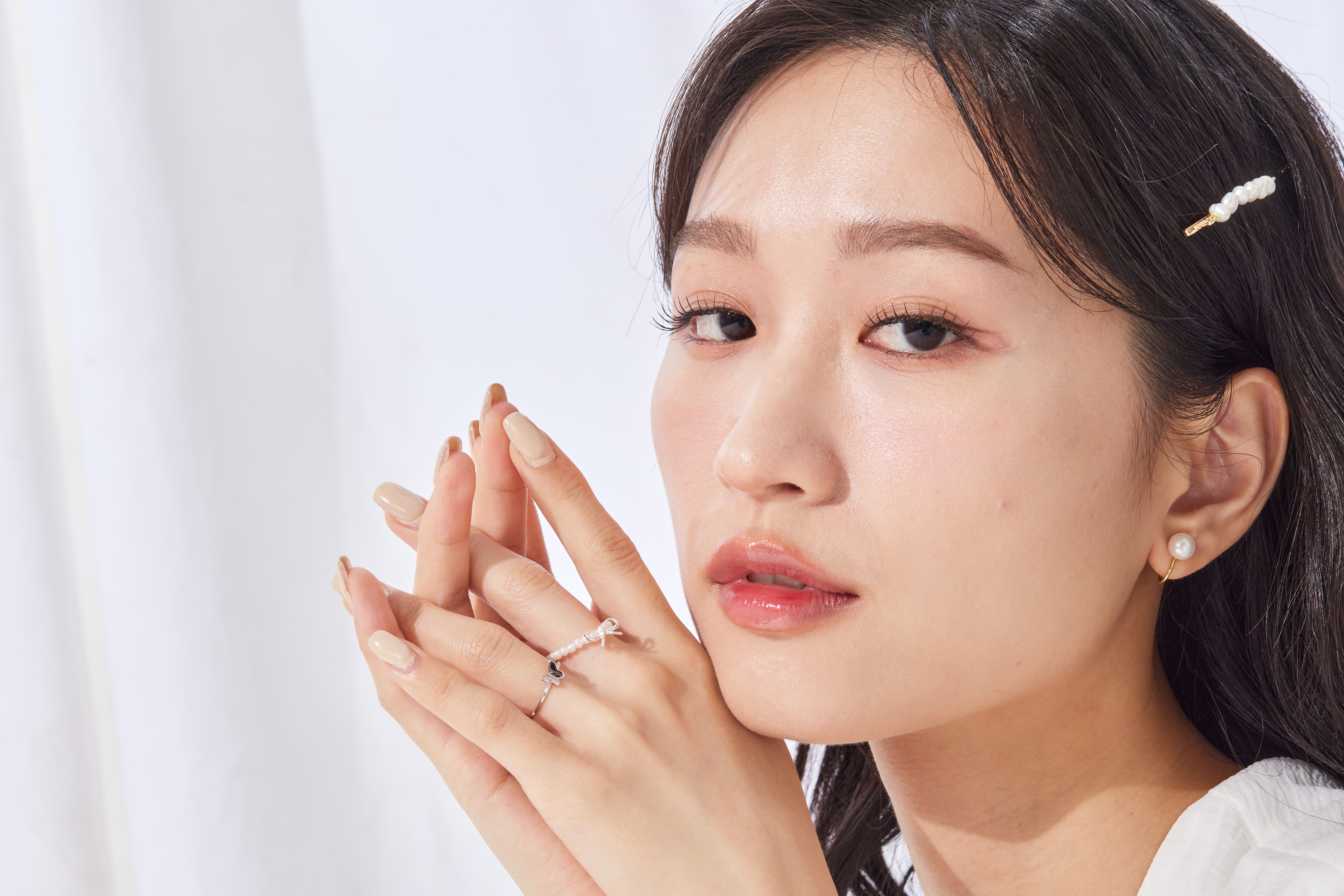 模特手部自然放置，戒指細節清晰，與膚色與飾品形成優雅對比。