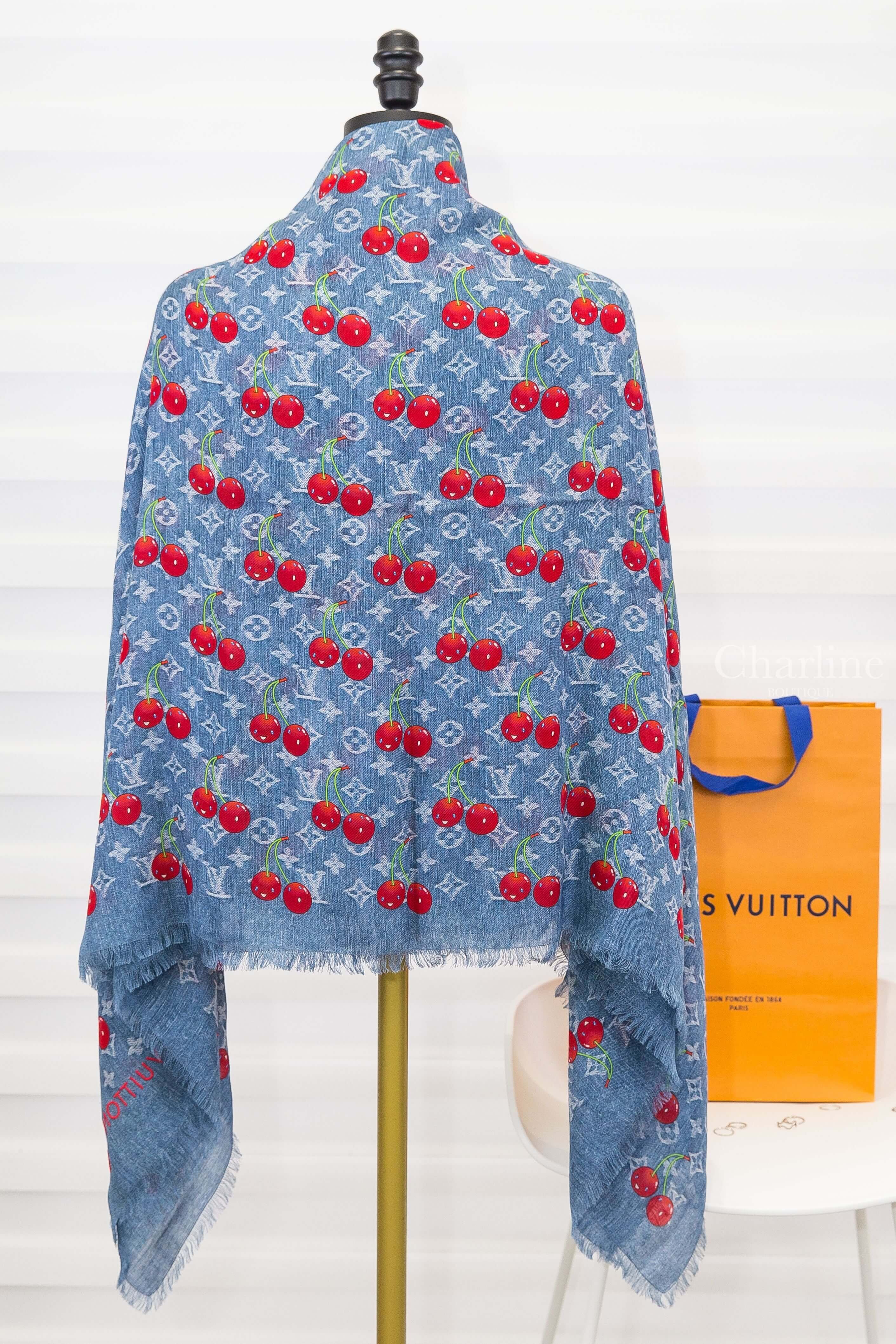 Louis Vuitton LV X TM Denim Cerise Shawl 聯名款丹寧藍滿版白色老花紅色微笑櫻桃紅字羊毛流蘇披肩-Charline Boutique 精品代購