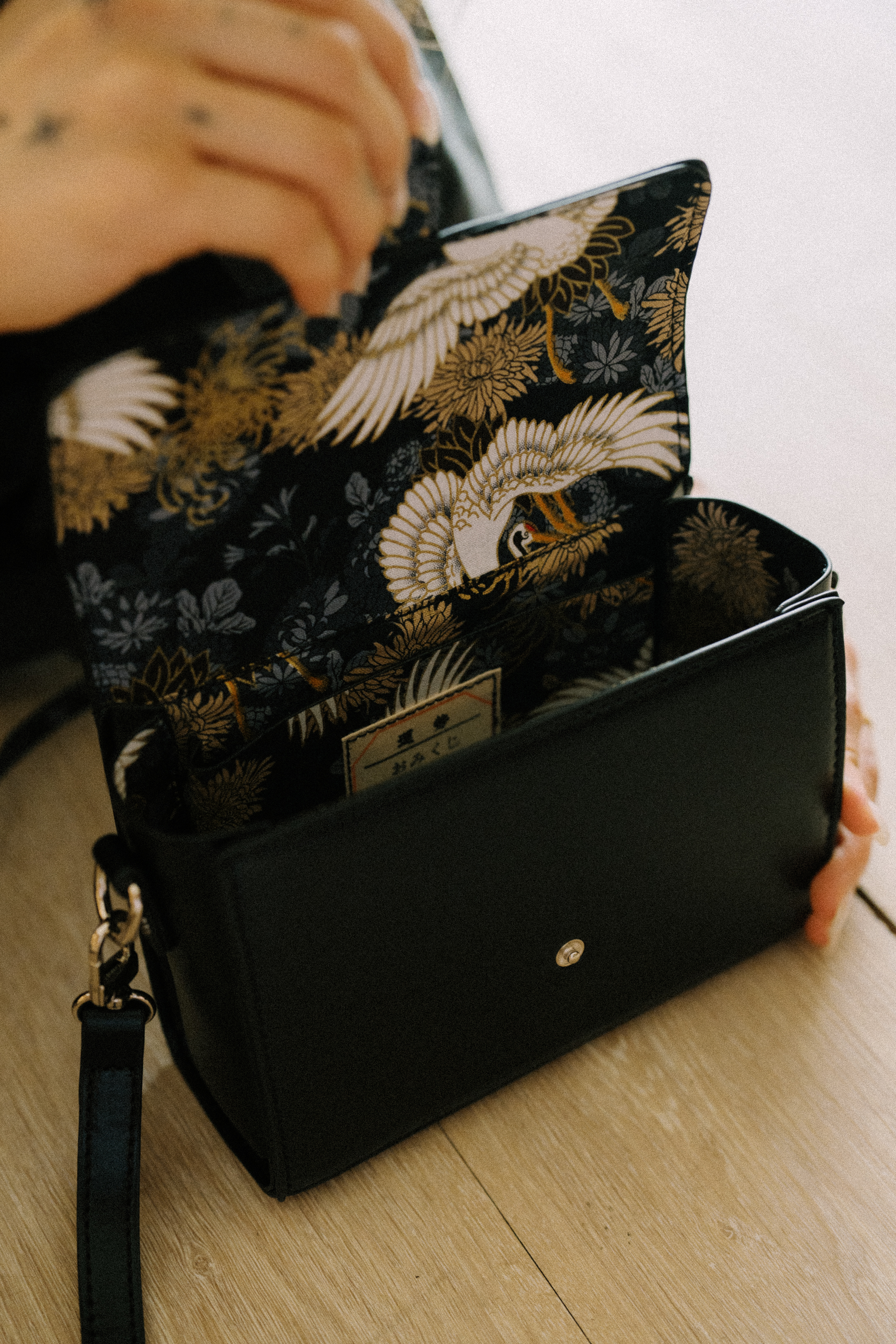 Taking a stroll in Tokyo Snow crane Leather Shoulder bag｜Black｜Hong Kong Original Design