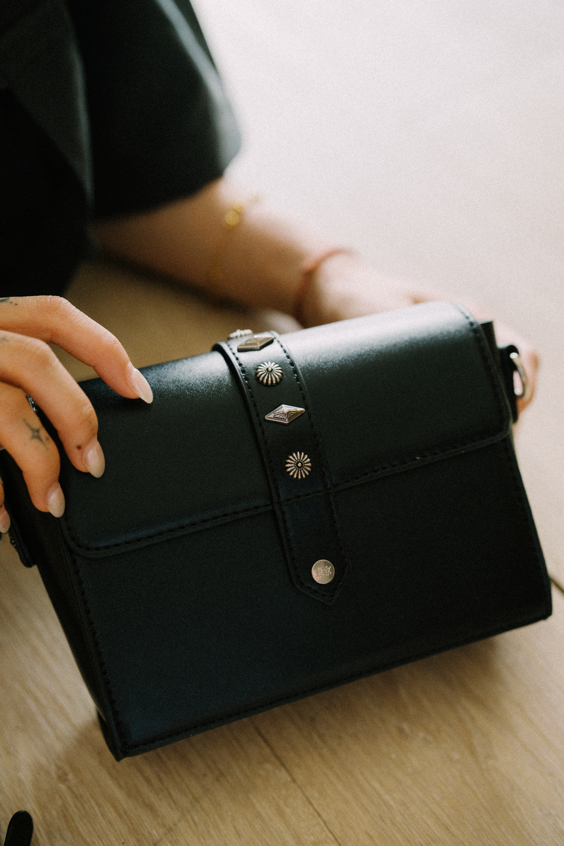 Taking a stroll in Tokyo Snow crane Leather Shoulder bag｜Black｜Hong Kong Original Design