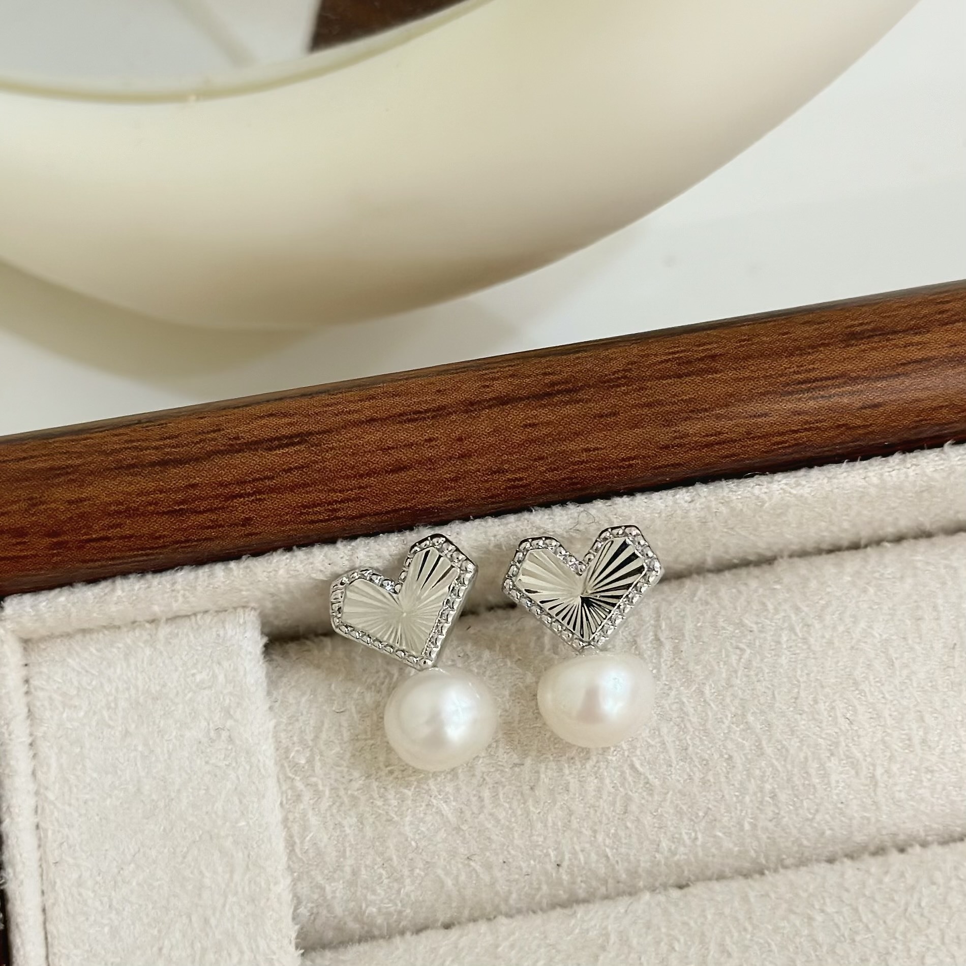 B352切割愛心珍珠耳針