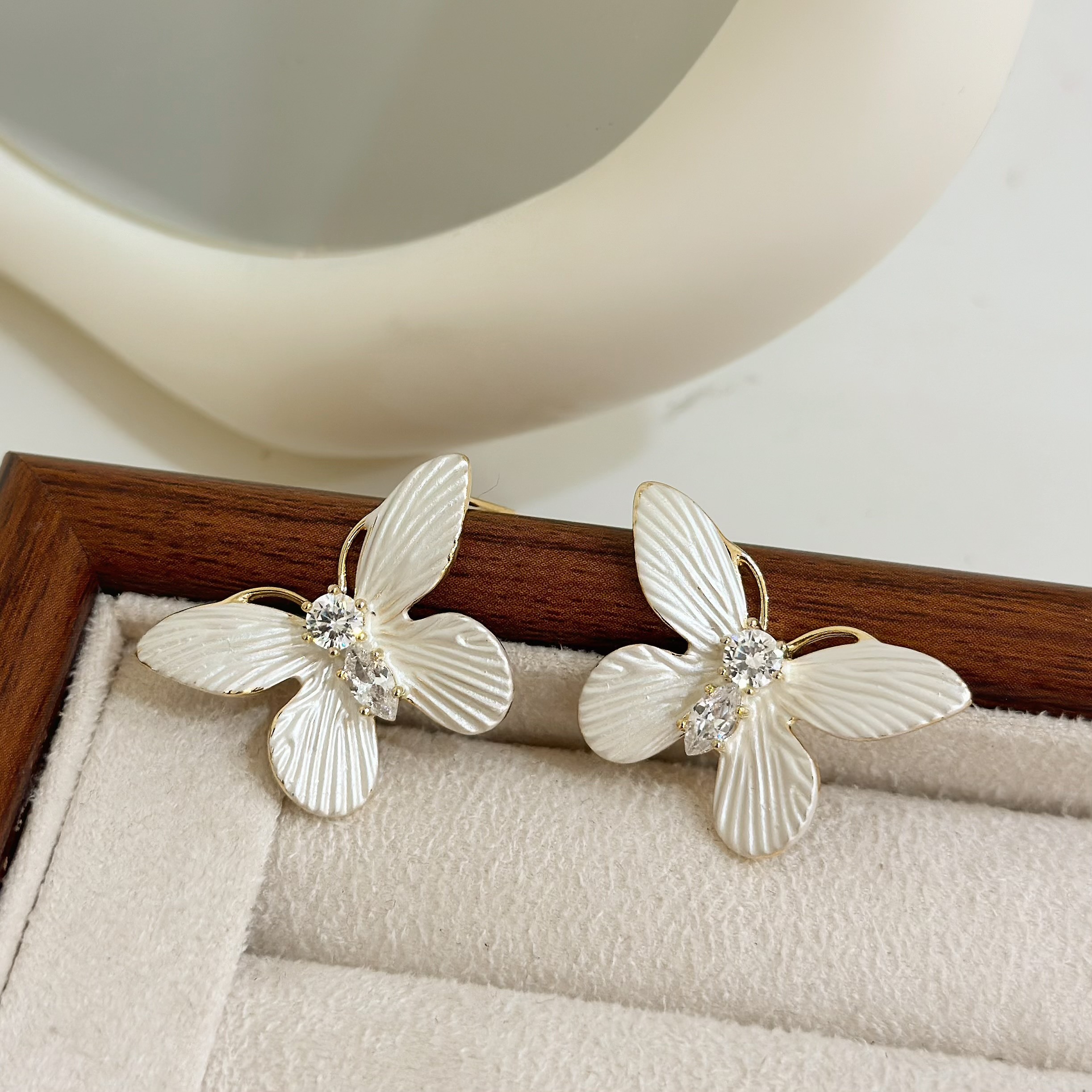 B368排鑽壓紋蝴蝶耳針