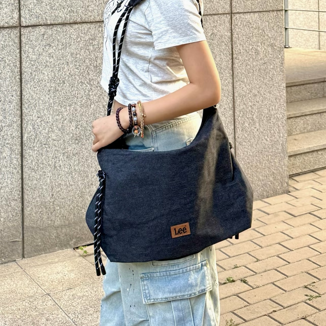 Lee 大容量 編繩斜背包 百搭 大學生 通勤 耐磨防水 黑色 米色 牛仔材質