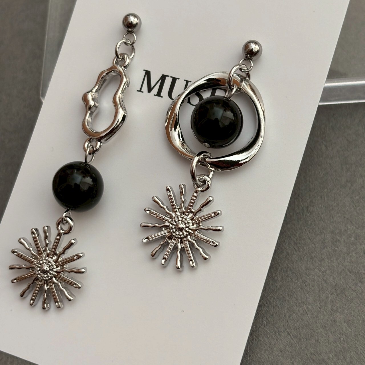 [MUSE] 太陽 x 黑珠不對稱設計耳環 | 耳針 | NO.44