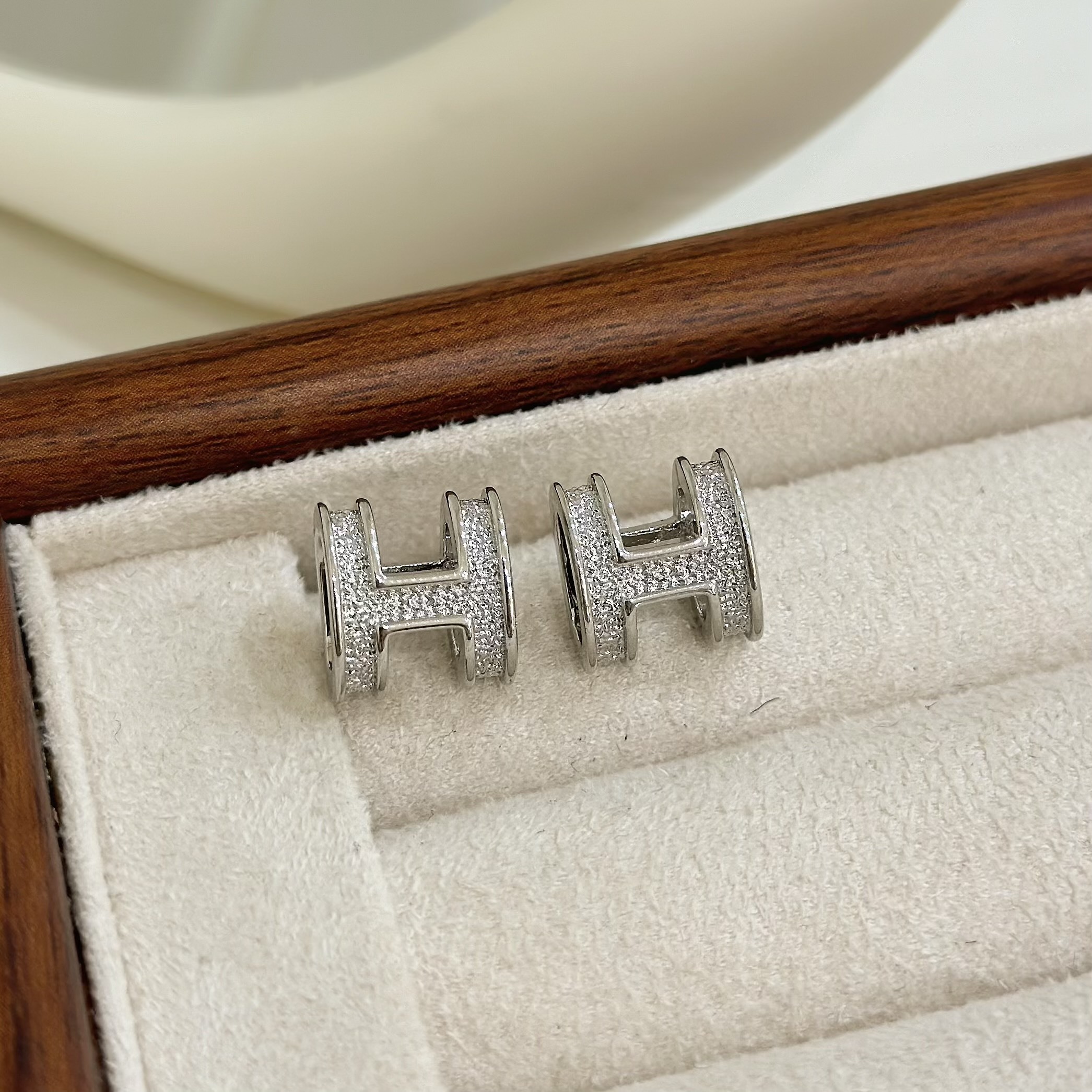 B370紋理立體字母H耳針