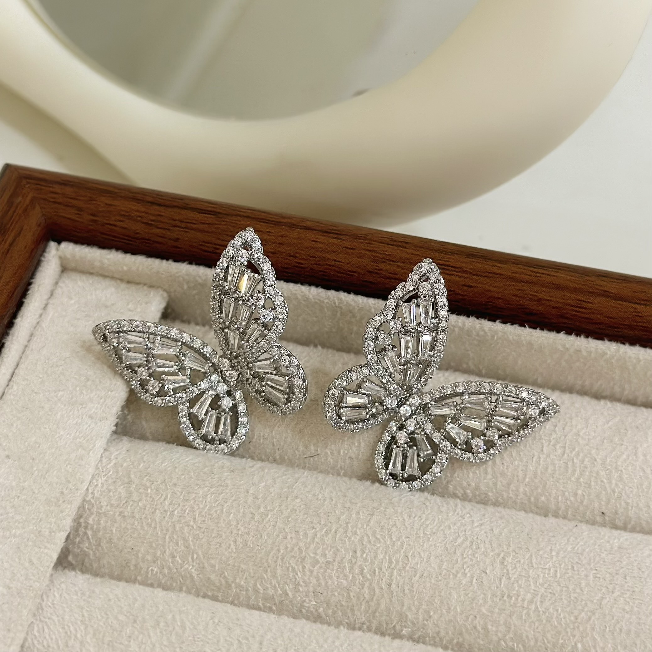 B383鋯石排鑽蝴蝶耳針