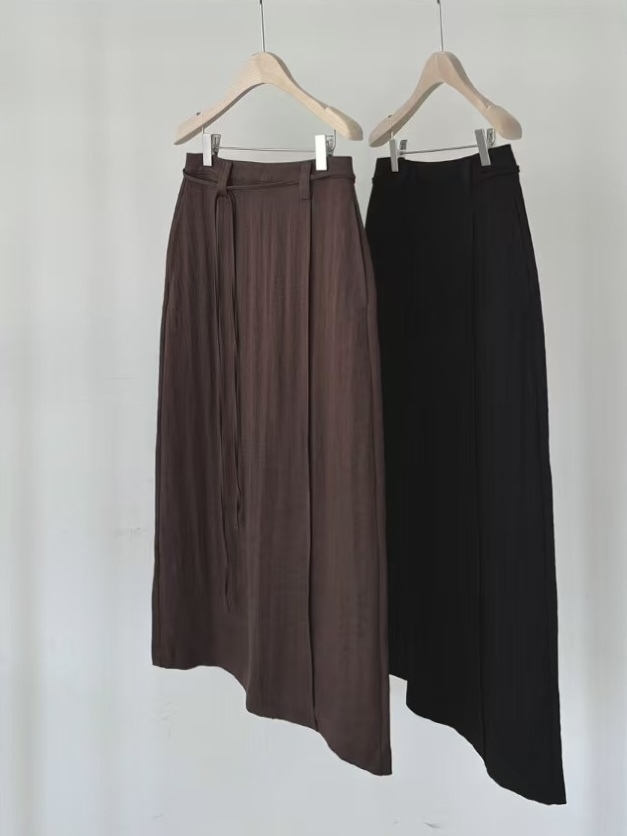 #228N476 穿搭舒適圈，順滑直筒綁帶半裙