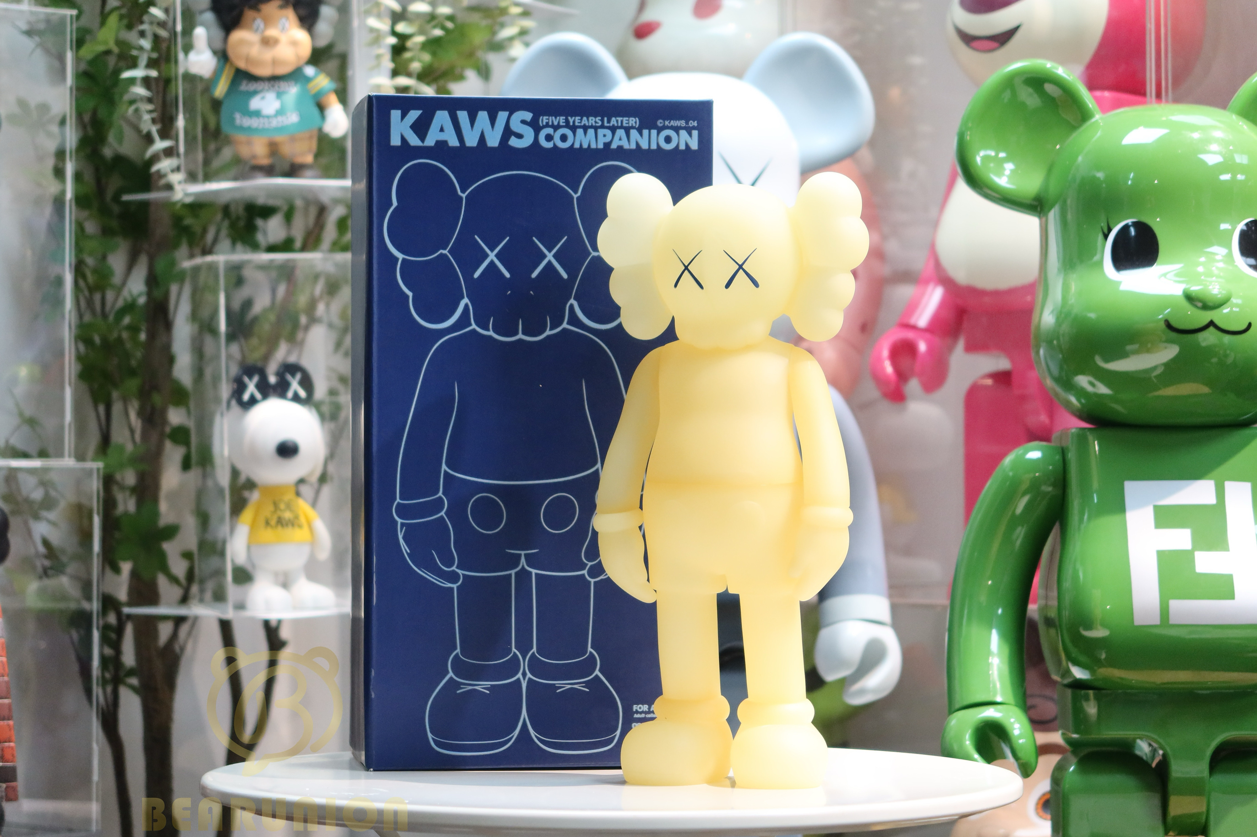 🥇現貨🥇KAWS Five Years Later CompanionVinyl FigureGlow In The Dark (Blue Eyes)