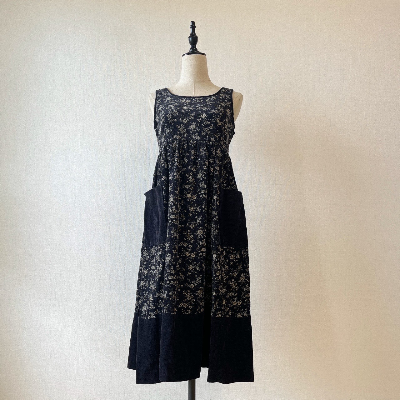 黑色燈芯絨碎花背心裙