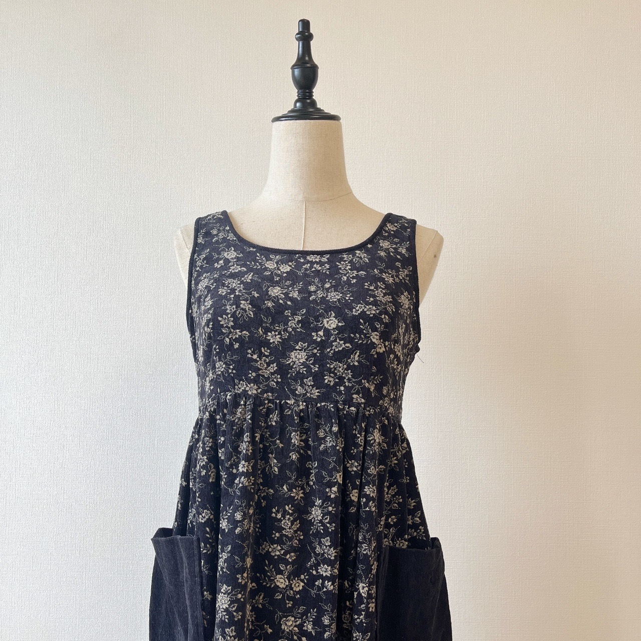 黑色燈芯絨碎花背心裙