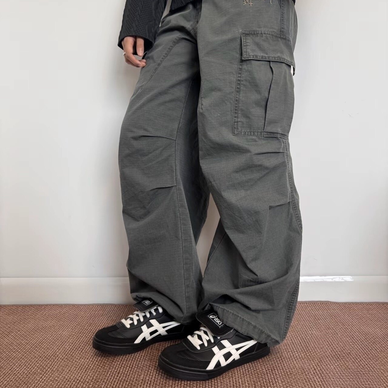 ASICS 亞瑟士 AARON 2.0 黑色 黑白皮革 翻蓋鞋舌 復古休閒鞋 男女同款 1203A720-001