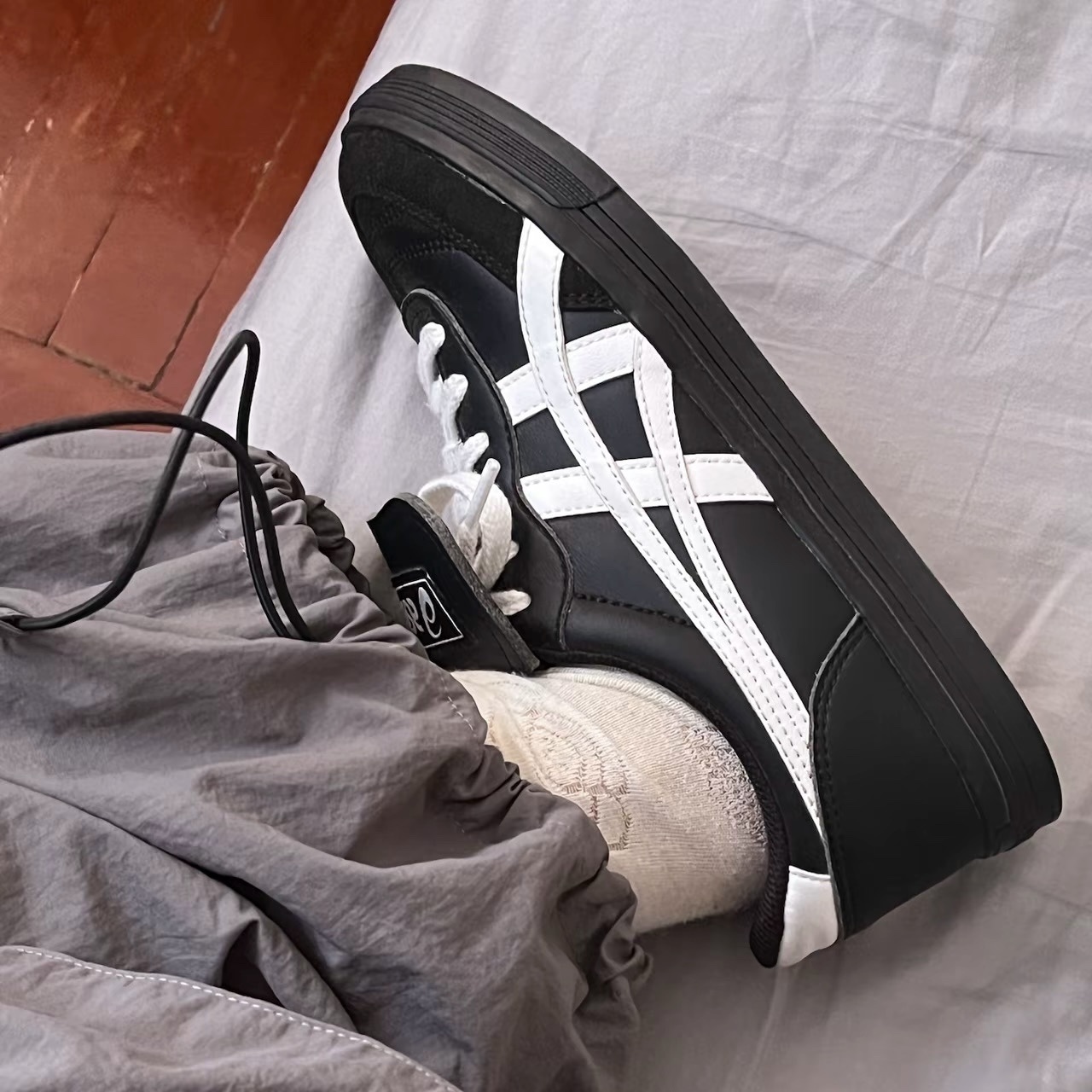 ASICS 亞瑟士 AARON 2.0 黑色 黑白皮革 翻蓋鞋舌 復古休閒鞋 男女同款 1203A720-001