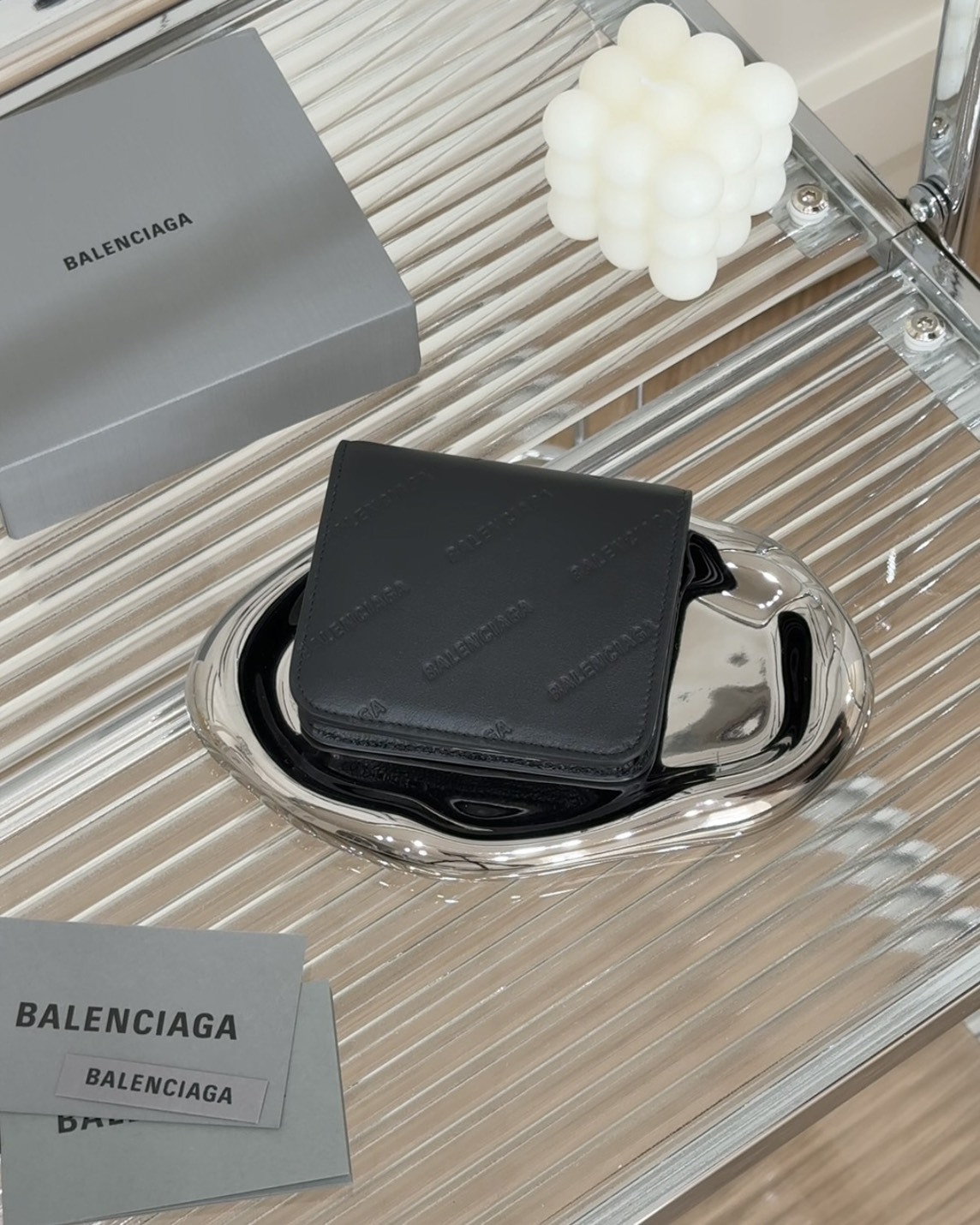BALENCIAGA｜LOGO壓紋對開短夾 黑色
