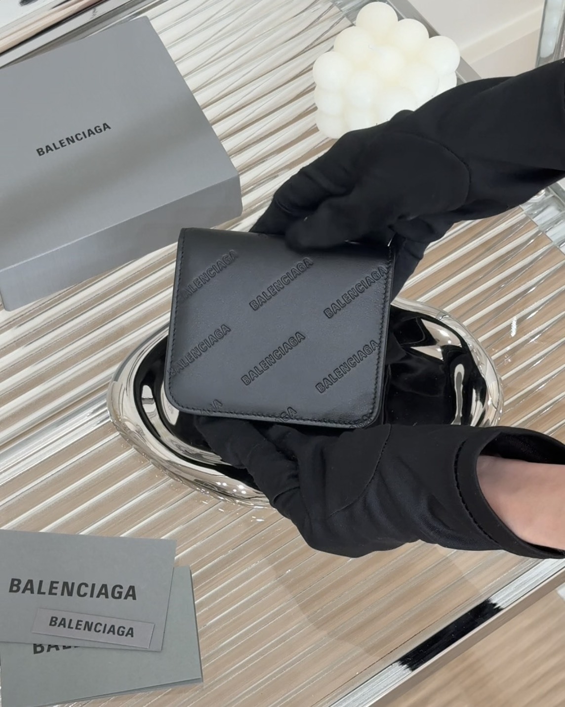BALENCIAGA｜LOGO壓紋對開短夾 黑色