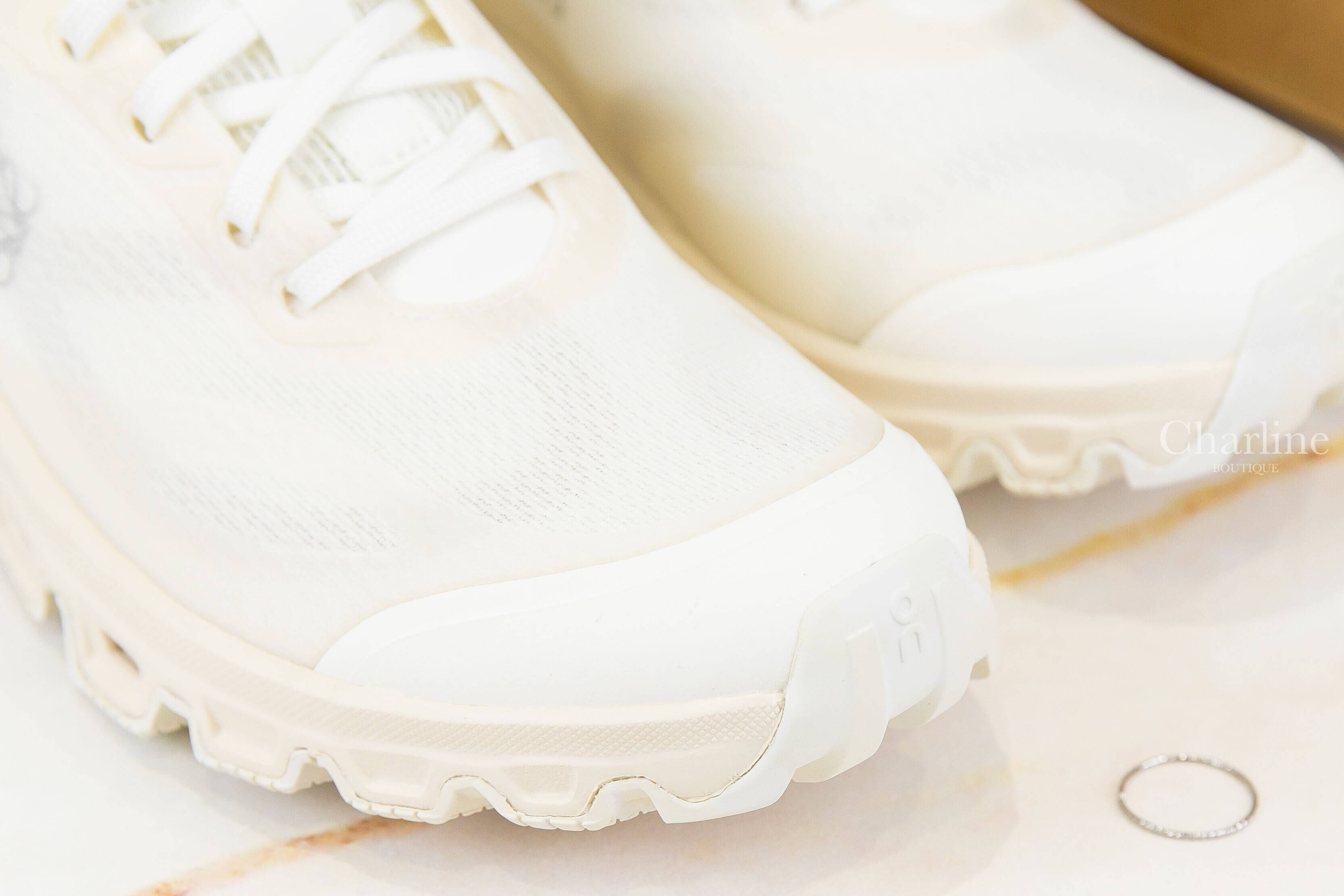 Loewe Cloudventure 2.0 Sneaker 蛋殼色聯名款側邊銀色Logo網織布運動鞋
