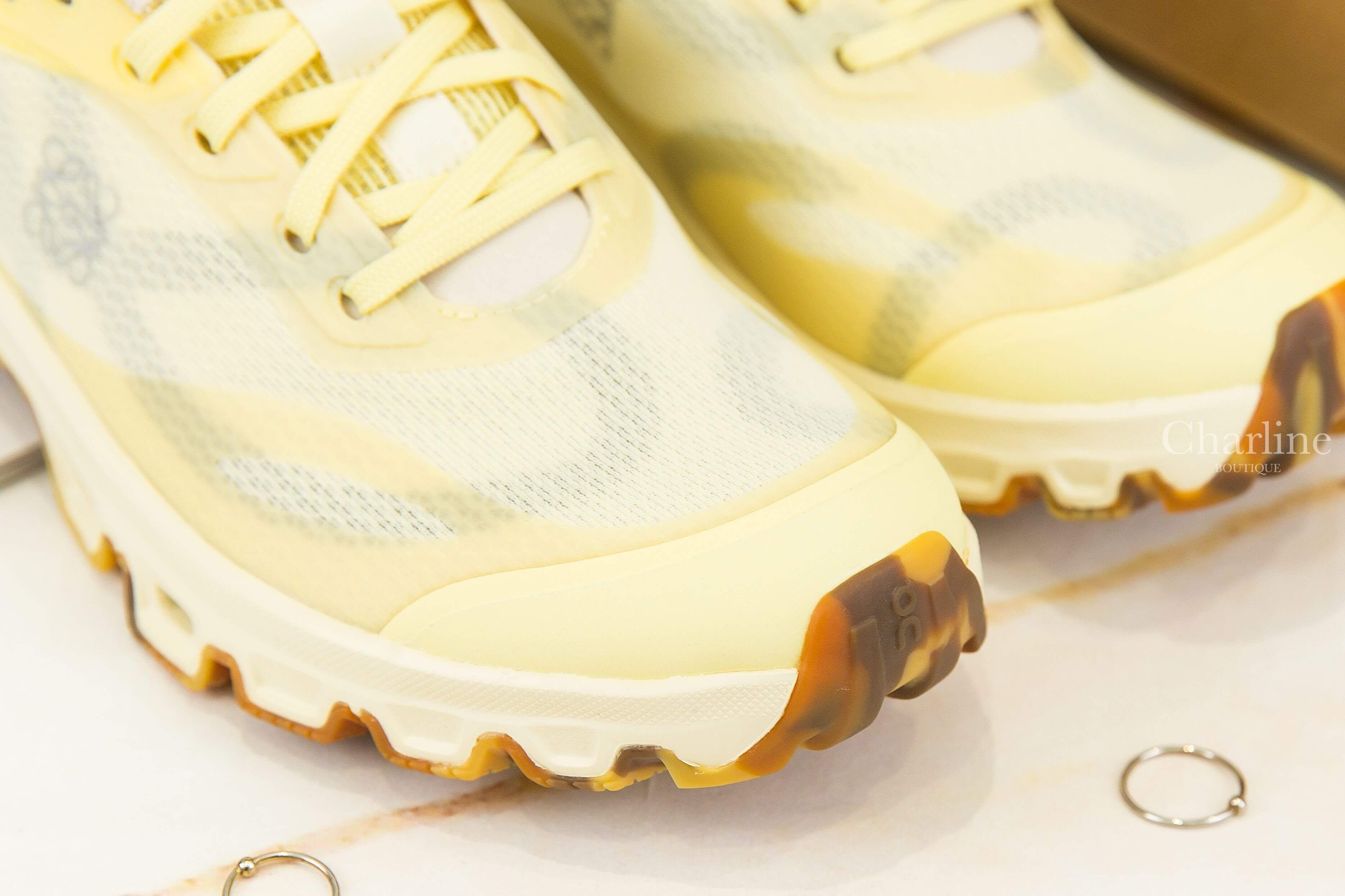 Loewe Cloudventure 2.0 Sneaker 黃灰拼色聯名款側邊銀色Logo棕褐色琥珀鞋底網織布運動鞋