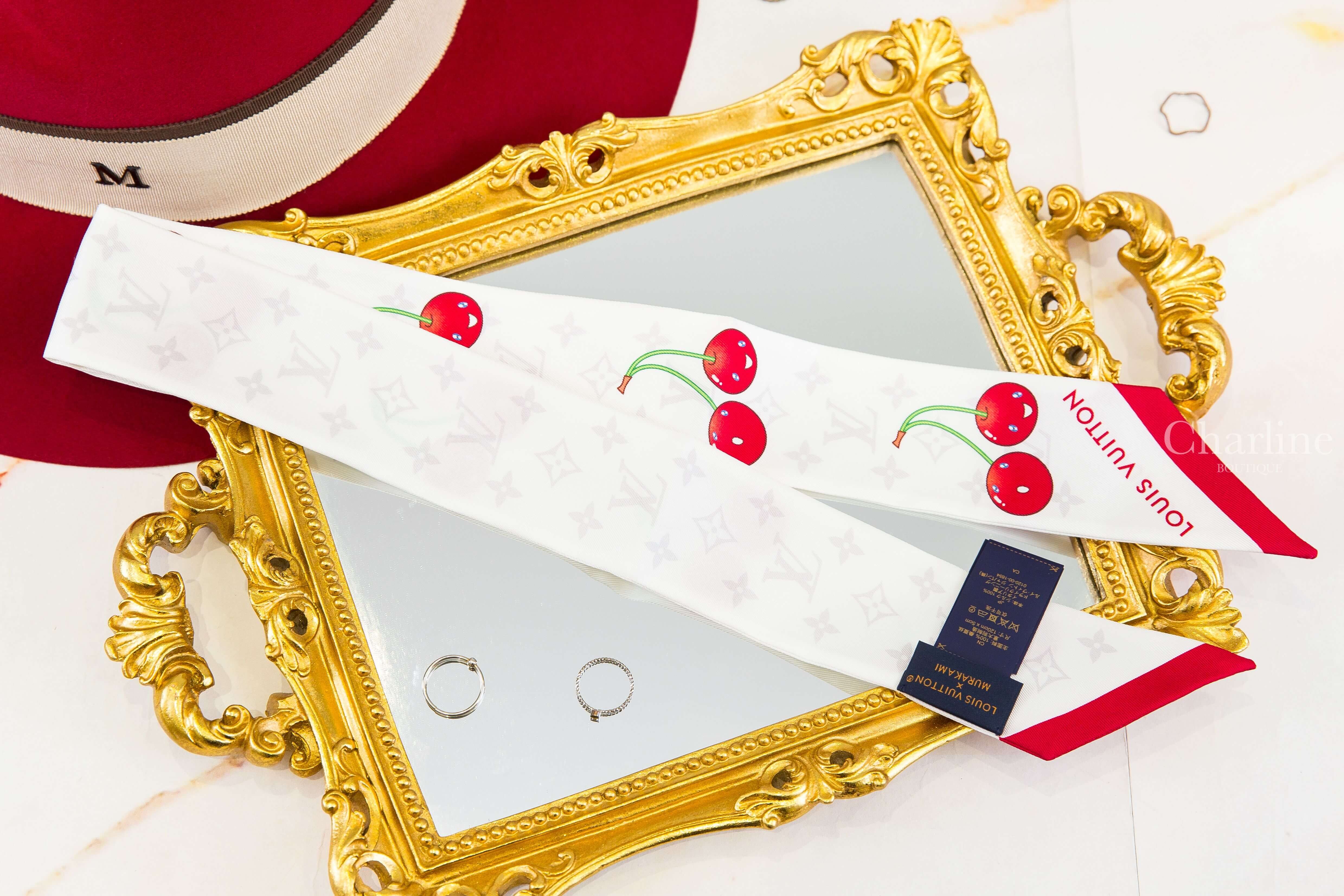 Louis Vuitton LV X TM Monogram Cerise Bandeau 聯名款白底滿版灰色老花紅色微笑櫻桃紅字絲巾-Charline Boutique 精品代購
