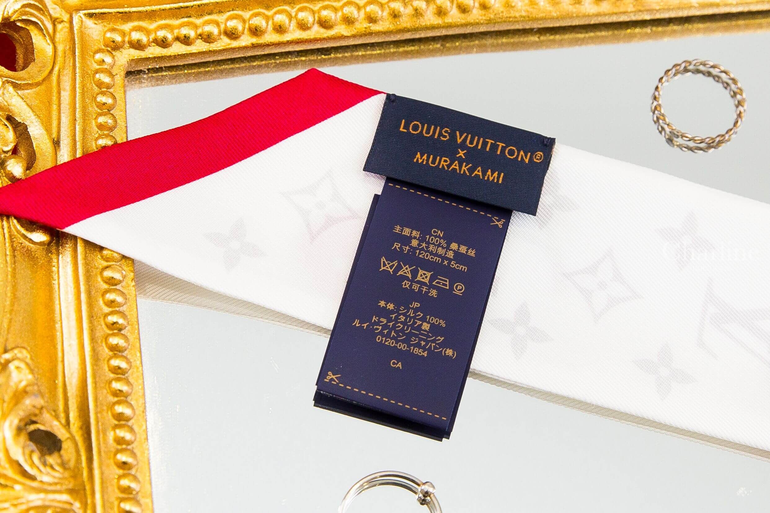 Louis Vuitton LV X TM Monogram Cerise Bandeau 聯名款白底滿版灰色老花紅色微笑櫻桃紅字絲巾-Charline Boutique 精品代購