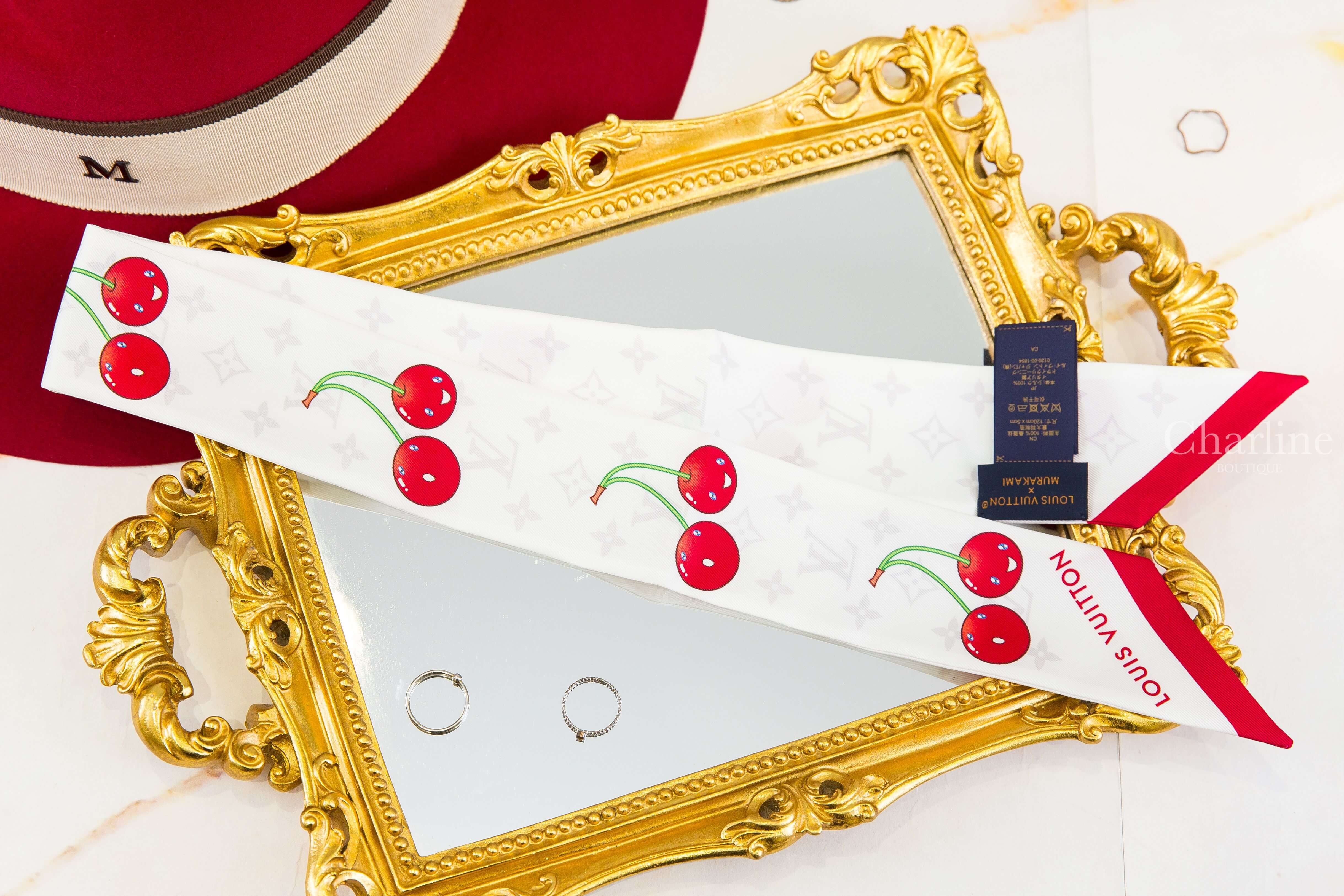 Louis Vuitton LV X TM Monogram Cerise Bandeau 聯名款白底滿版灰色老花紅色微笑櫻桃紅字絲巾-Charline Boutique 精品代購