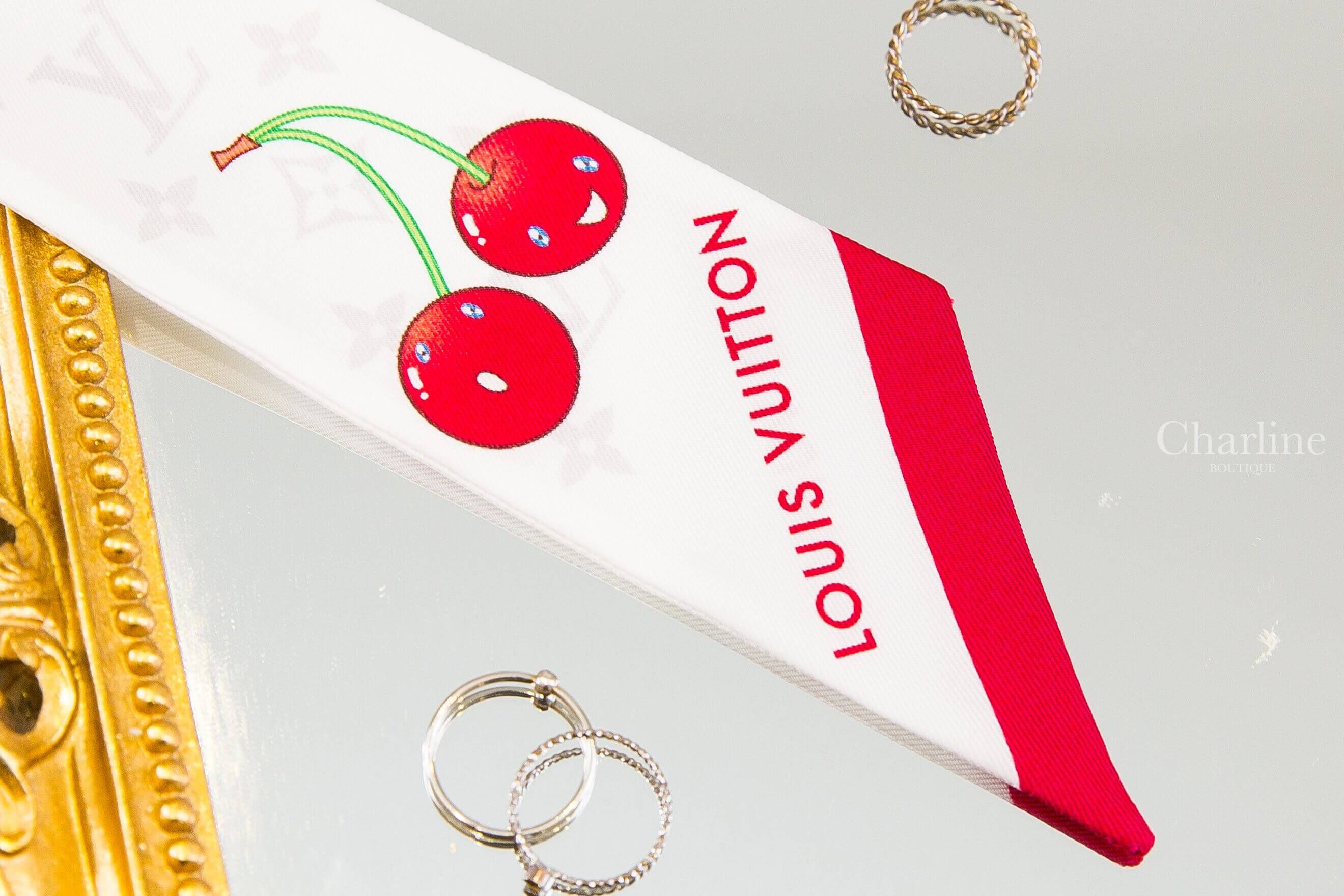 Louis Vuitton LV X TM Monogram Cerise Bandeau 聯名款白底滿版灰色老花紅色微笑櫻桃紅字絲巾