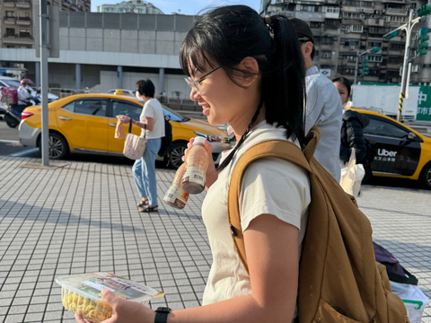 拉拉衫可在日常生活中穿著,隨時提醒保持挺胸|胸肌過緊導致駝背?3個超有感訓練動作在家就能做