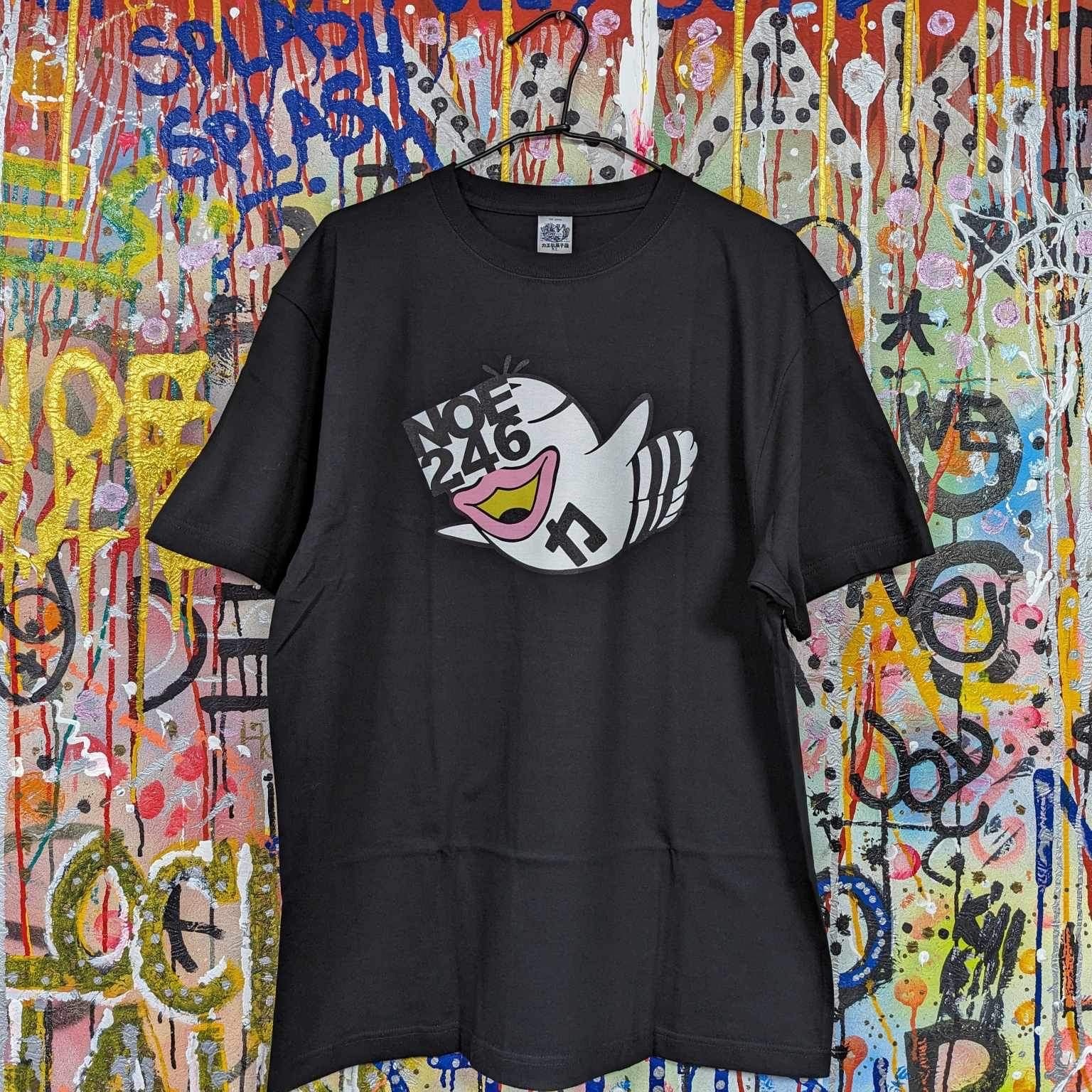 NOE246 x力王馱菓子屋 "飛行模式ing" Tee - Black