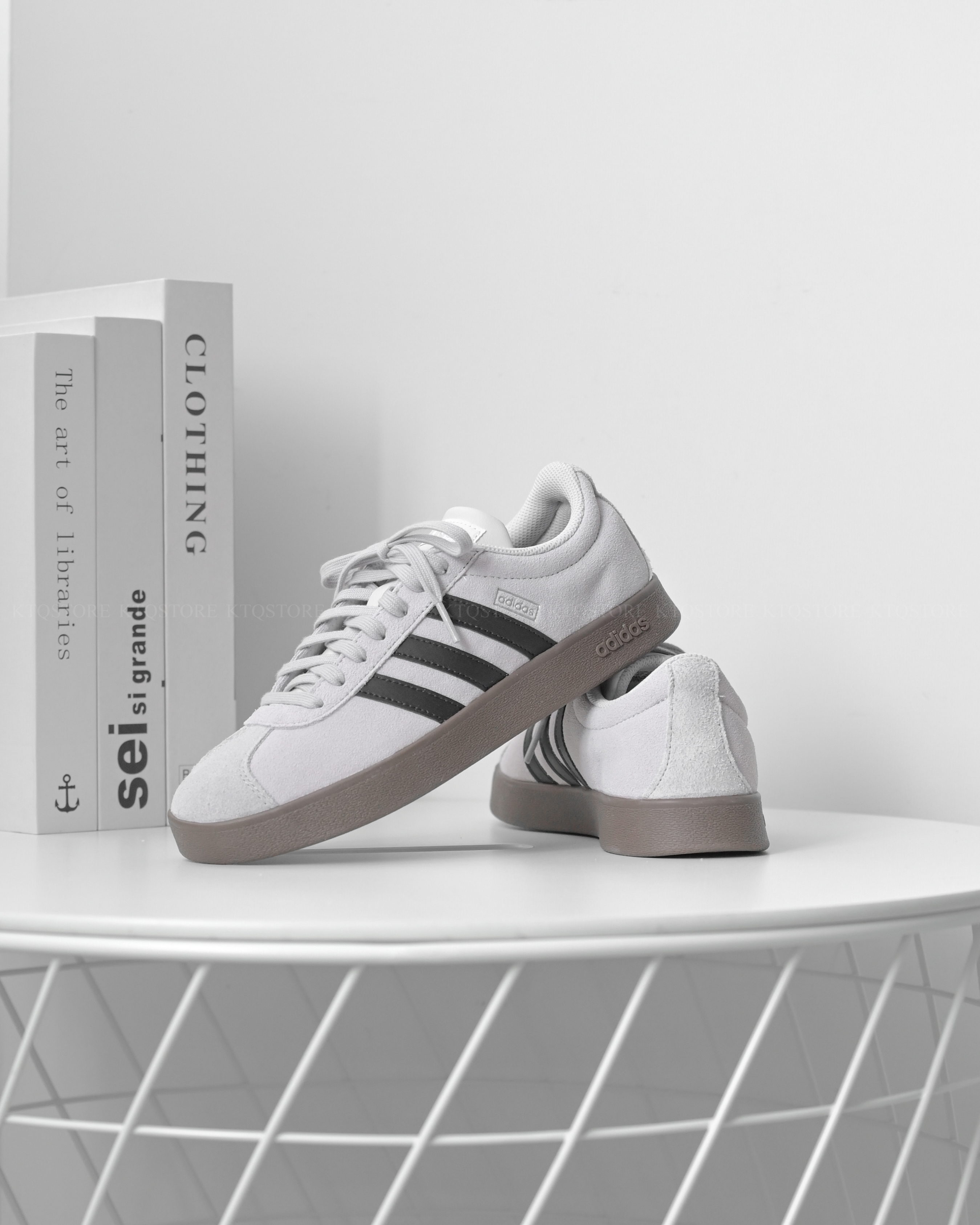 KTQ STORE ‧ Adidas Neo VL Court 米灰色 黑色 麂皮 焦糖底 復古 板鞋 休閒鞋 德訓鞋 JR2560