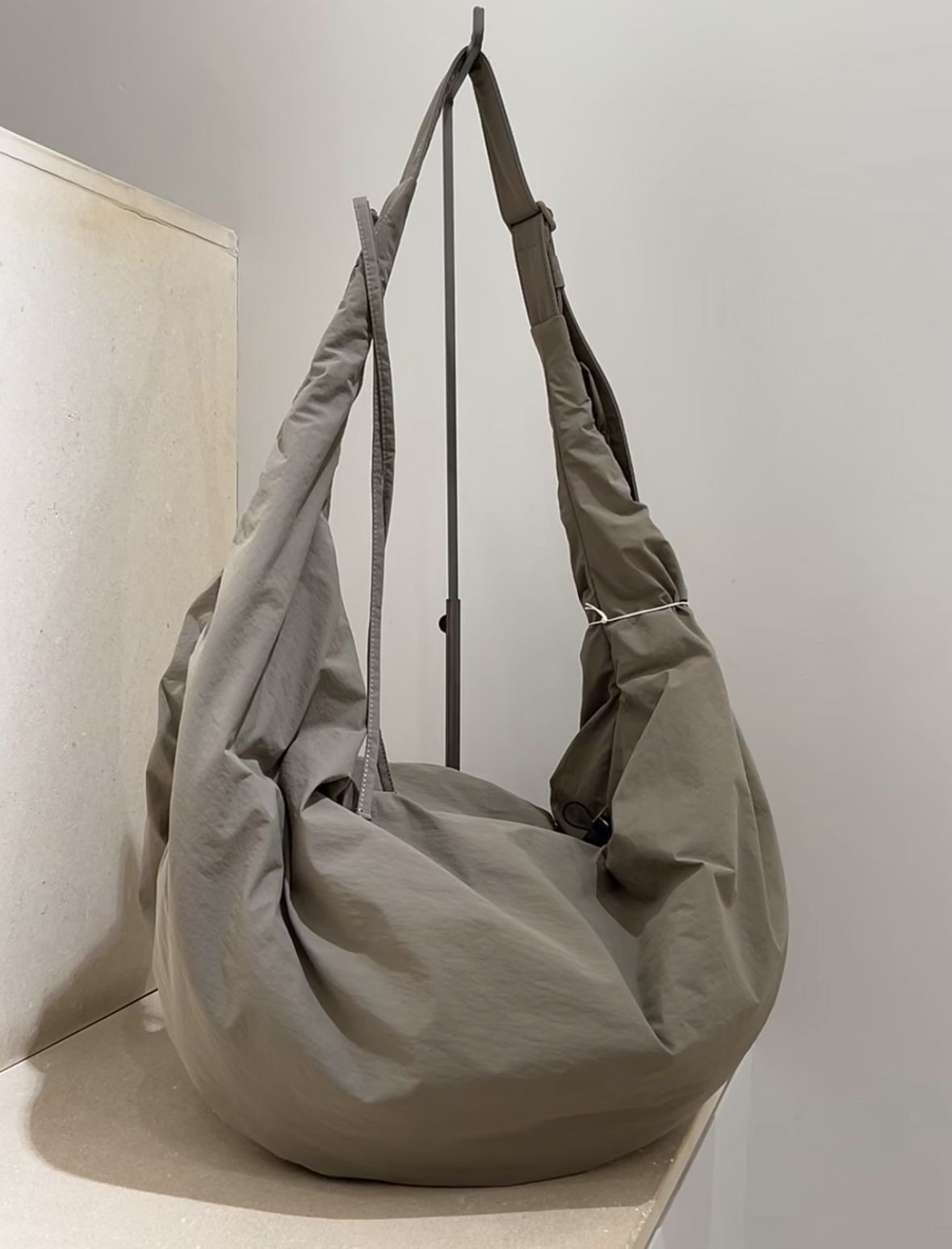 【預購】COS CANOPY OVERSIZED G062003 流浪包（灰色）