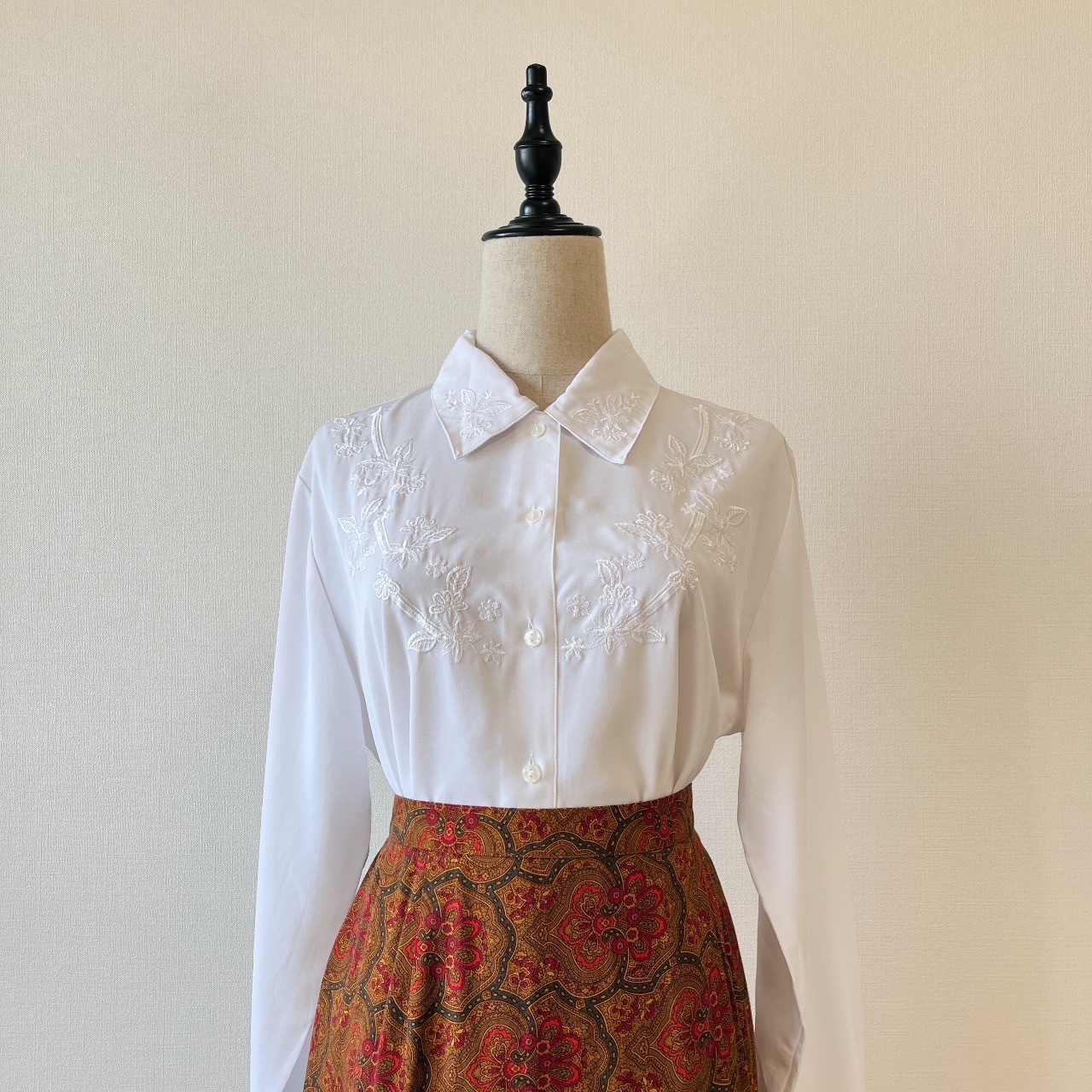 白色碎花刺繡古著上衣