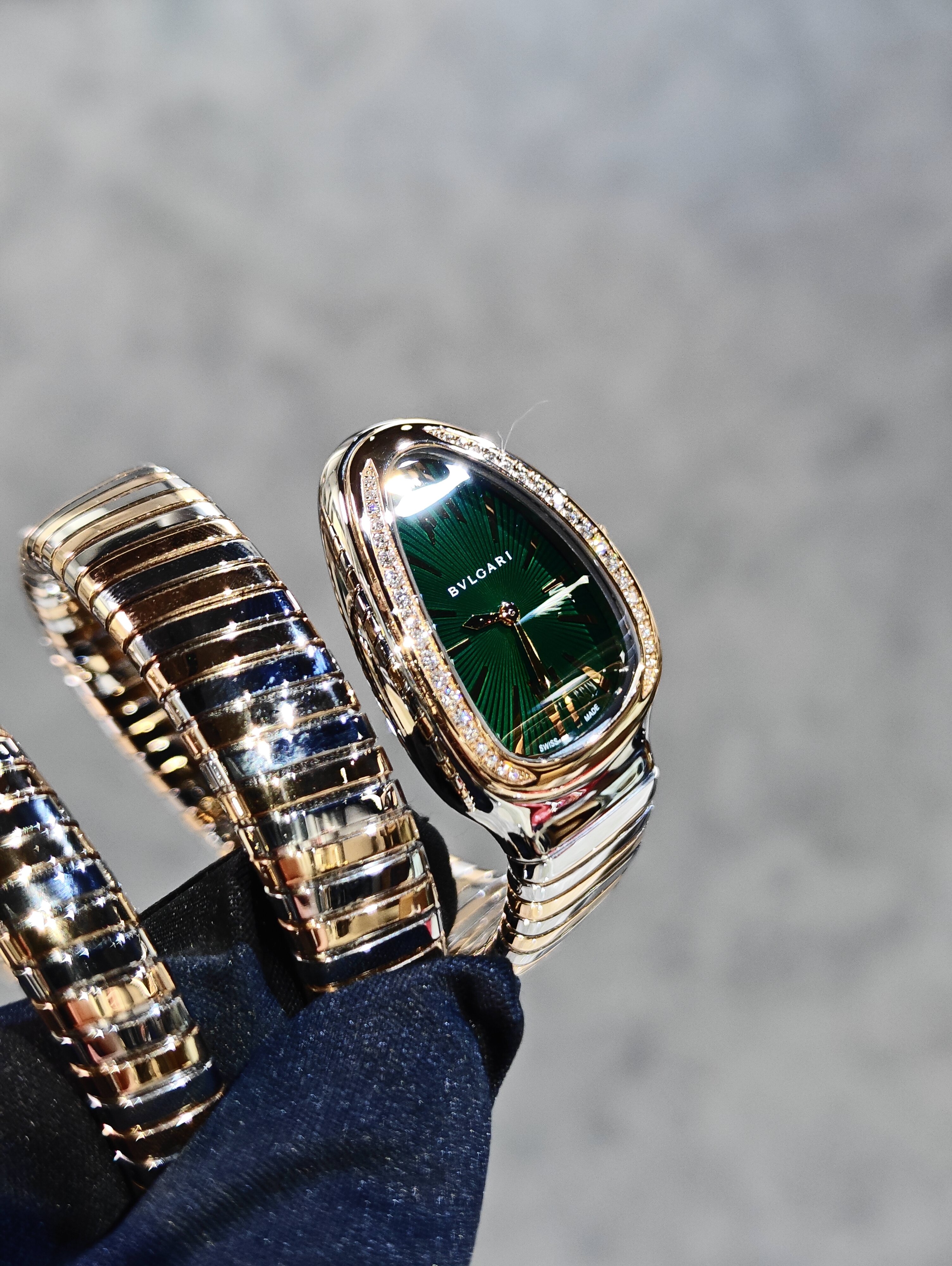 BRAND NEW 102791 BULGARI SERPENTI TUBOGAS GREEN DIAL WITH DIAMOND BEZEL DOUBLE SPIRAL BEZEL GOLD STEEL 35ＭＭ
