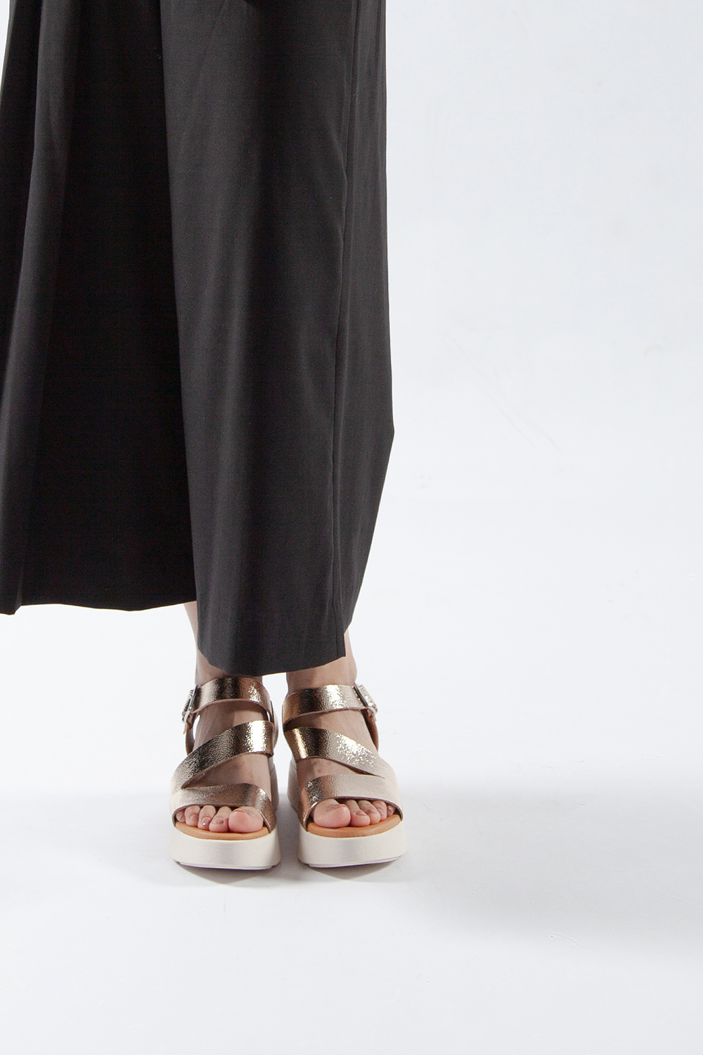 Buckle Lady 皮中底厚底涼鞋