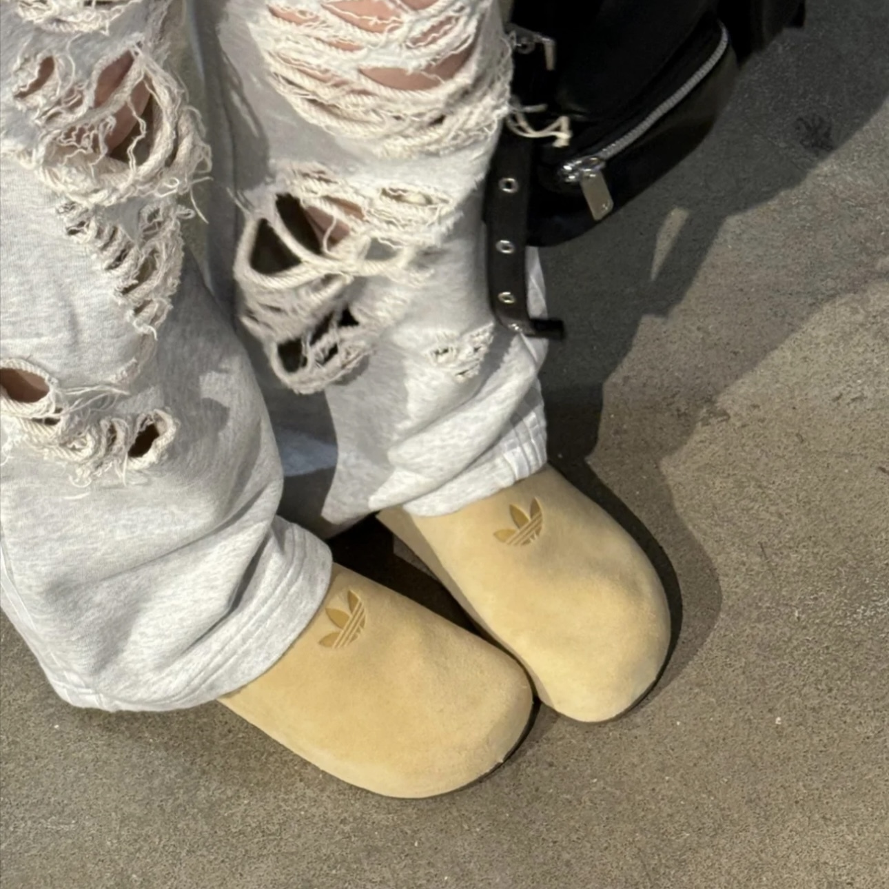 ADIDAS ORIGINALS ADIMULE 淺棕 大地色 勃肯 穆勒鞋 包頭拖鞋 休閒 愛迪達 男女 JR3587