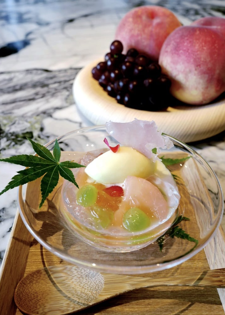 桃子啫喱(右/圖:Ryota Kappou Modern)