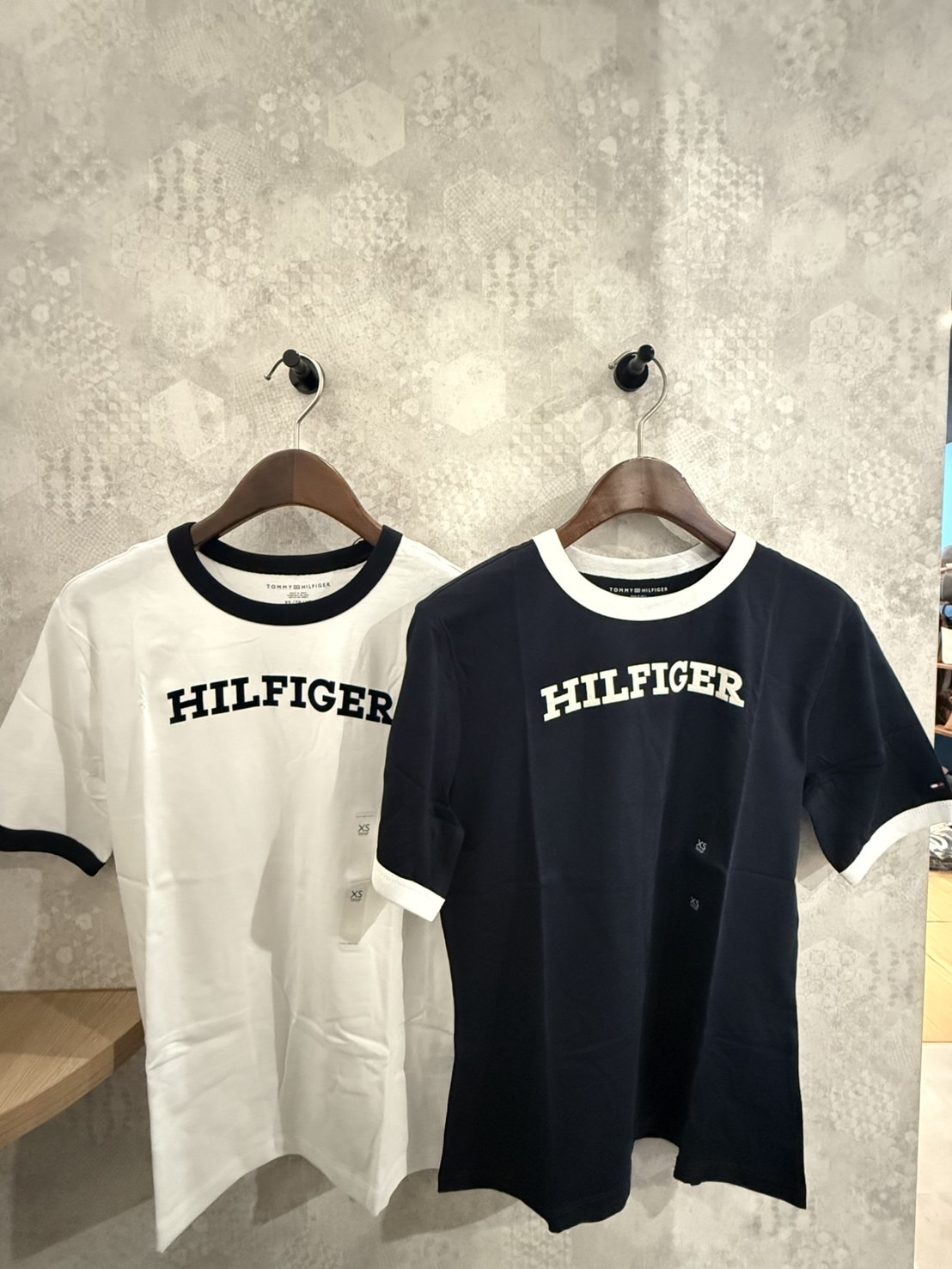 Tommy Hilfiger 女款 植絨字母 滾邊 短袖上衣